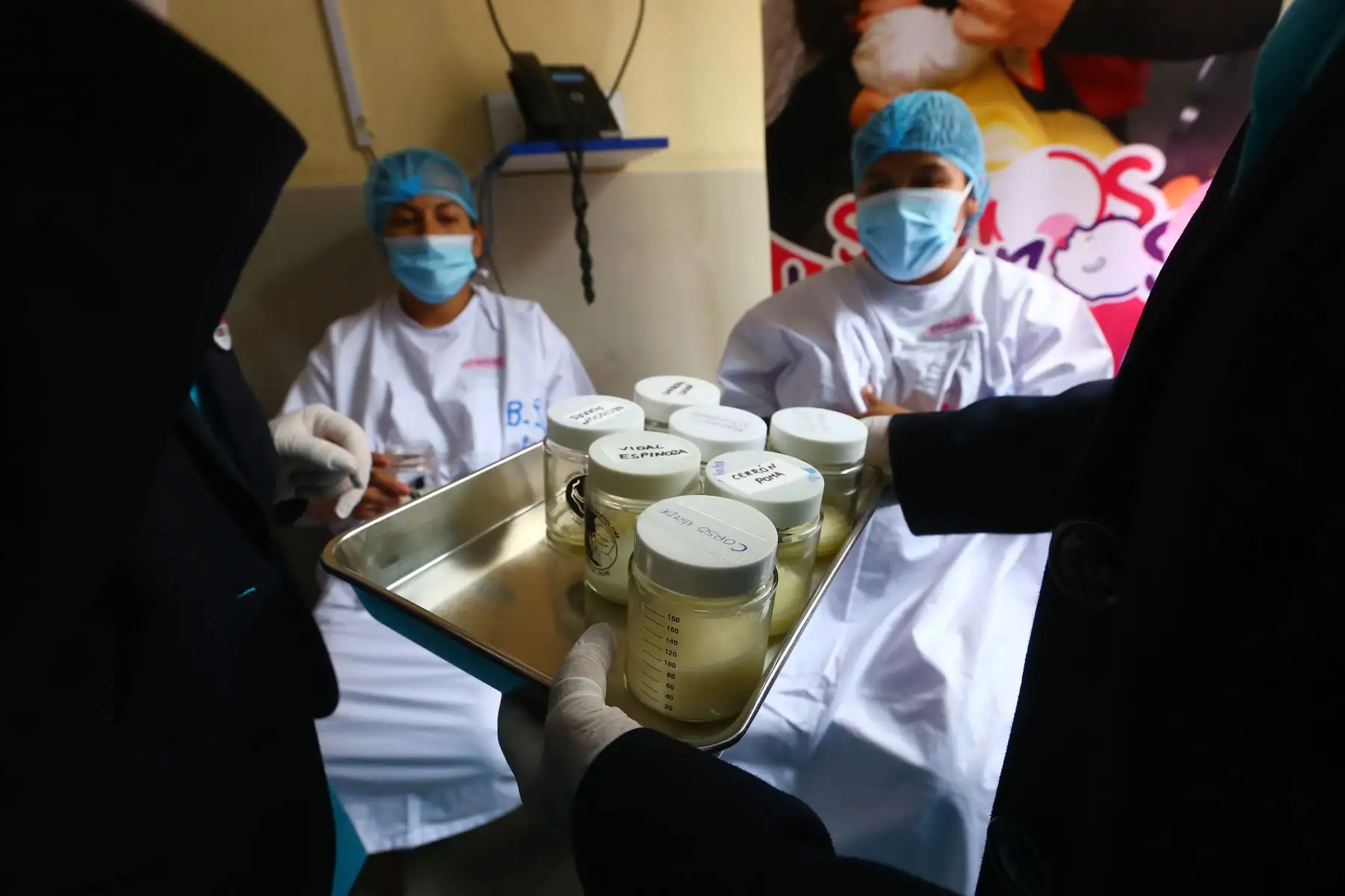 El jurado revisa las diversas extracciones de leche materna que compitieron en la gran maratón de extracción de leche materna, realizada en el Hospital Nacional Docente Madre Niño San Bartolomé.
Foto: ANDINA/Eddy Ramos