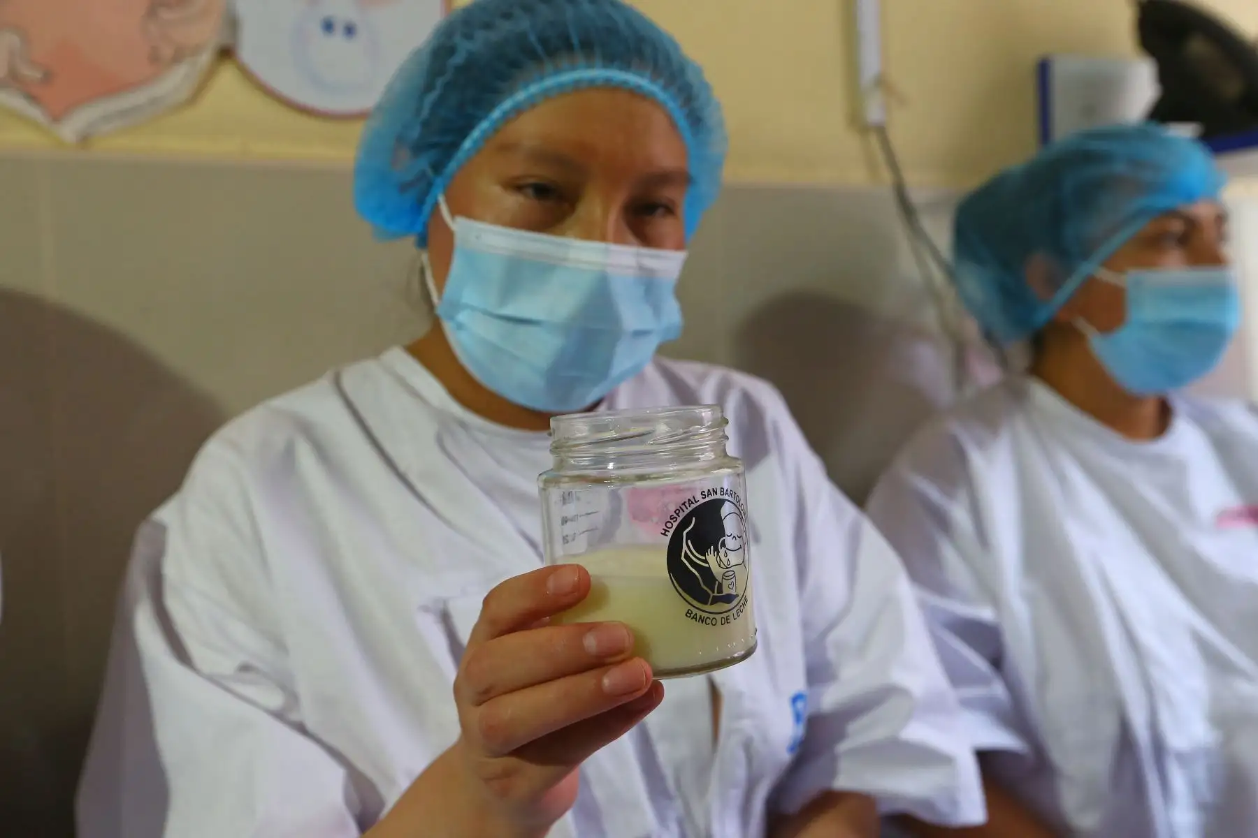 Flamante ganadora gran maratón de extracción de leche materna, realizada en el Hospital Nacional Docente Madre Niño San Bartolomé. El 1er puesto le corresponde a la señora Rosaura Soledad,  quien extrajo 110 mililitros de leche materna en 15 minutos. 
Foto: ANDINA/Eddy Ramos