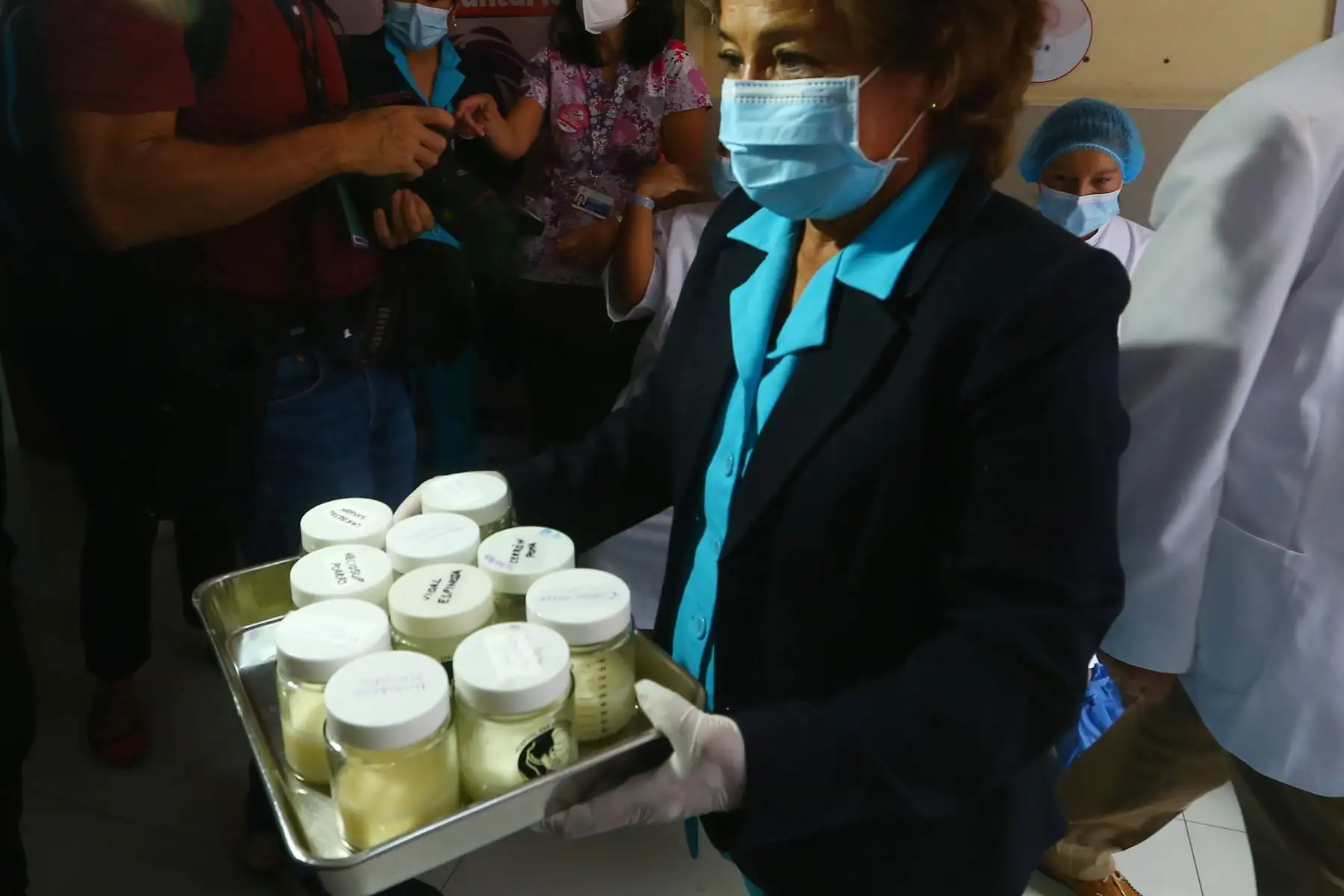 El jurado revisa las diversas extracciones de leche materna que compitieron en la gran maratón de extracción de leche materna, realizada en el Hospital Nacional Docente Madre Niño San Bartolomé.
Foto: ANDINA/Eddy Ramos