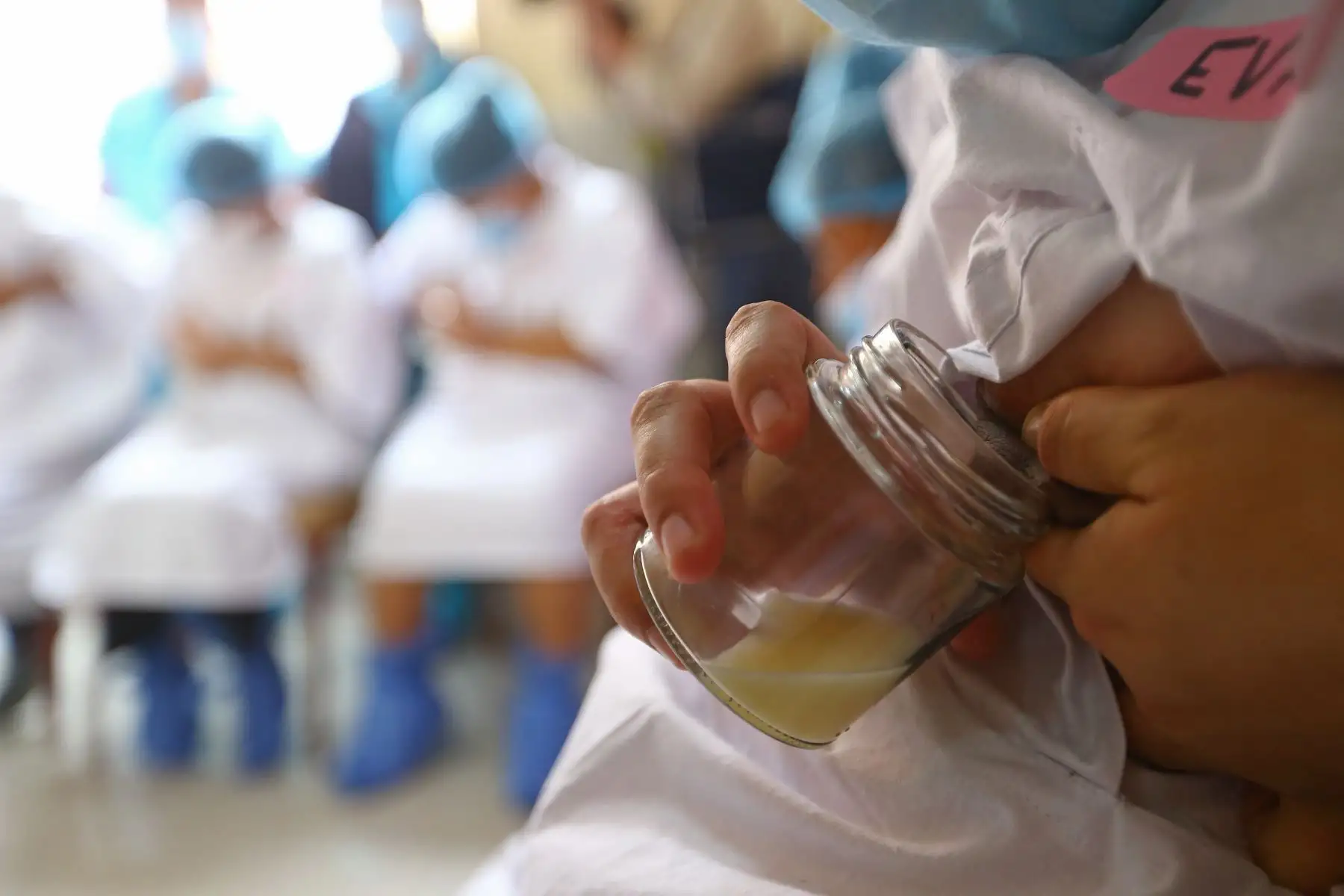 El jurado revisa las diversas extracciones de leche materna que compitieron en la gran maratón de extracción de leche materna, realizada en el Hospital Nacional Docente Madre Niño San Bartolomé.
Foto: ANDINA/Eddy Ramos