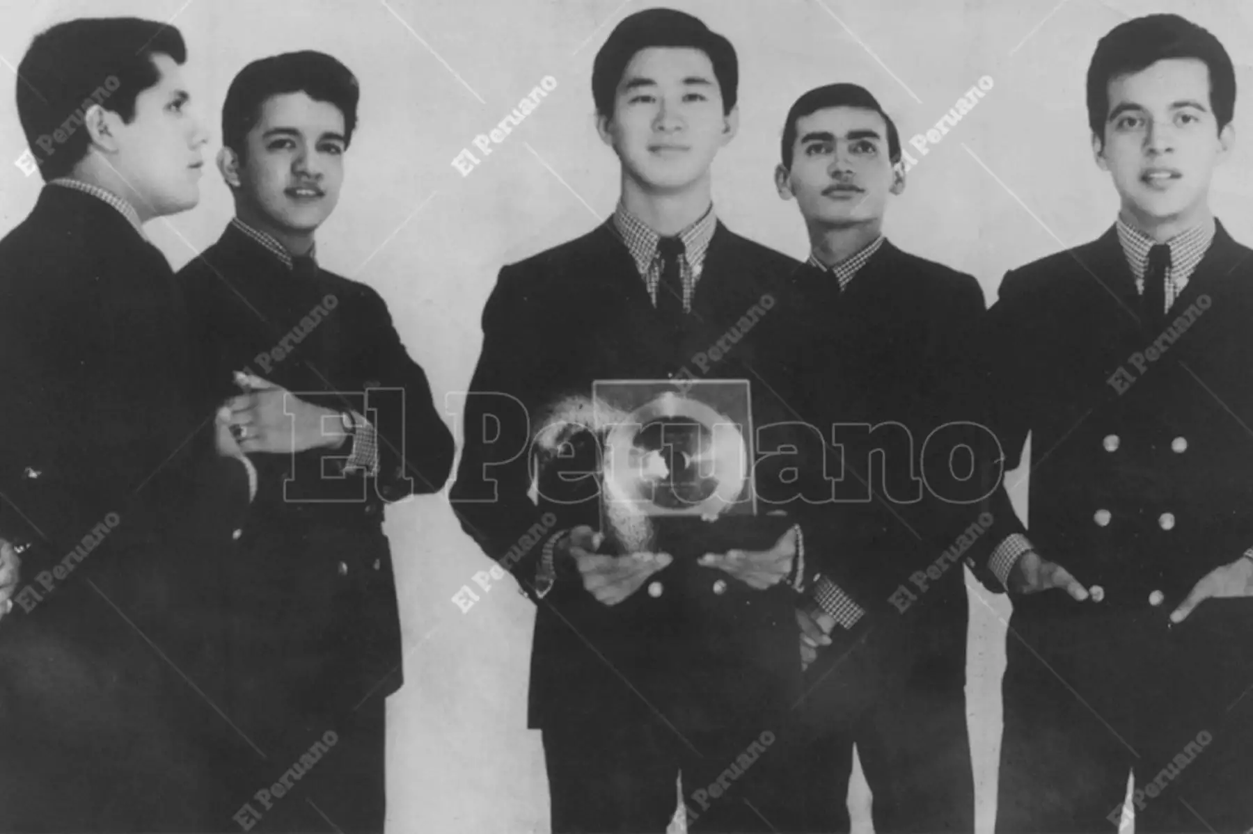 Lima - 1967 / César Ichikawa (centro) vocalista principal del conjunto Los Doltons. Foto: Archivo Histórico de El Peruano