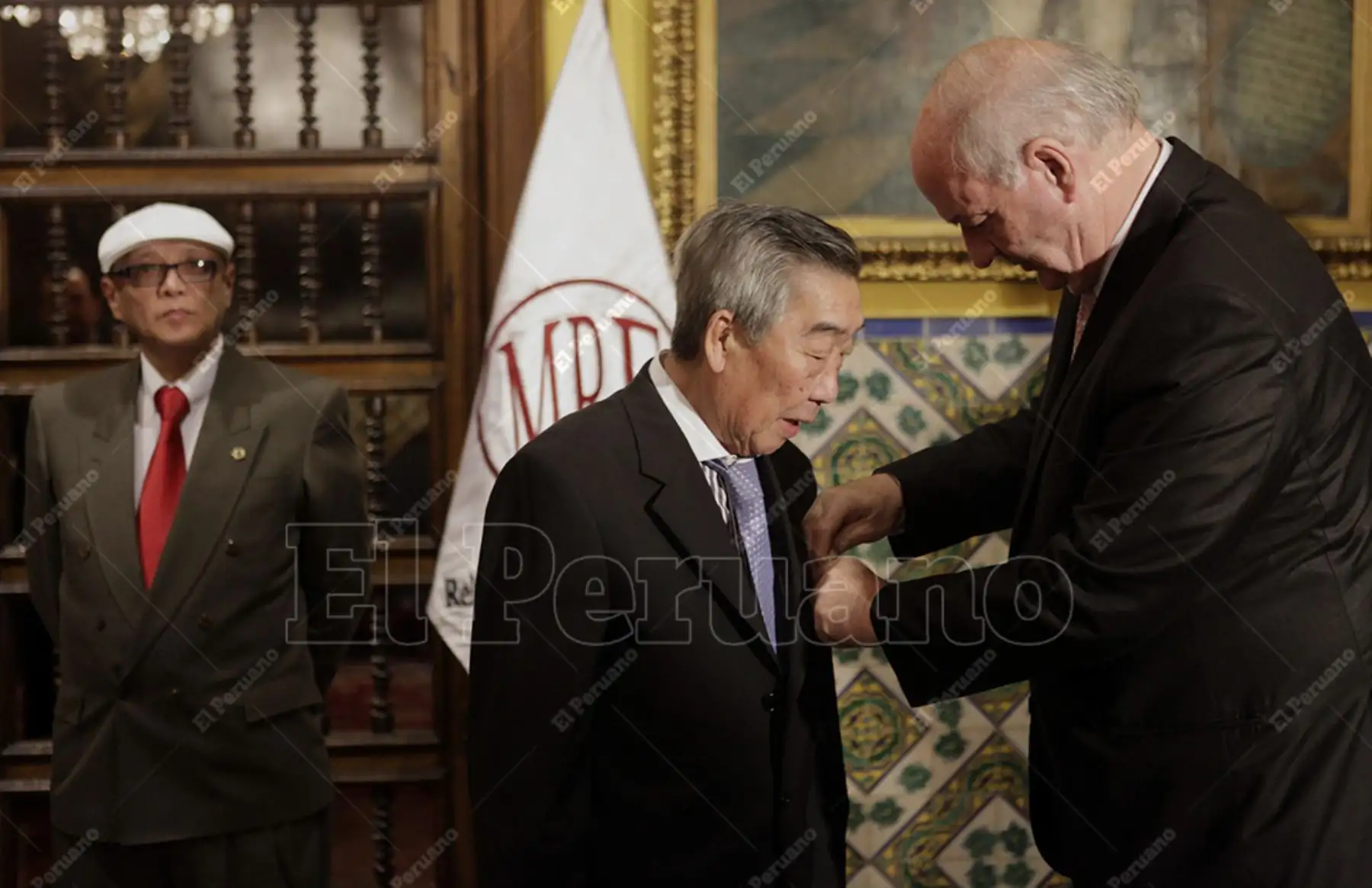 Lima - 24 mayo 2011 / El cocinero Humberto Sato condecorado con la Orden al Mérito por servicios distinguidos en el Grado de Gran Oficial por su valioso aporte a la gastronomía peruana. Foto: Diario Oficial El Peruano / Alberto Orbegoso