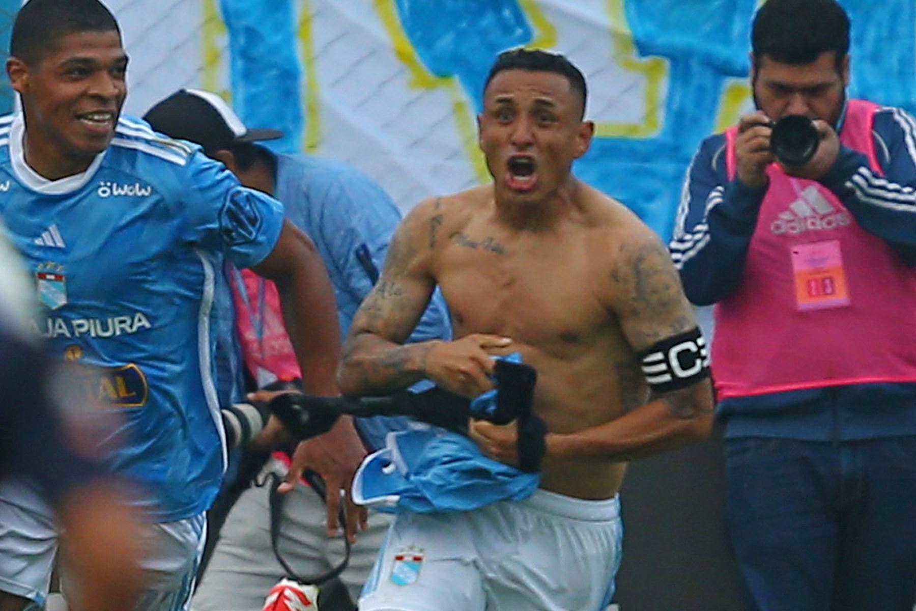 El jugador de Sporting Cristal,   Yoshimar Yotún, celebra su gol.  
Foto: ANDINA/Eddy Ramos