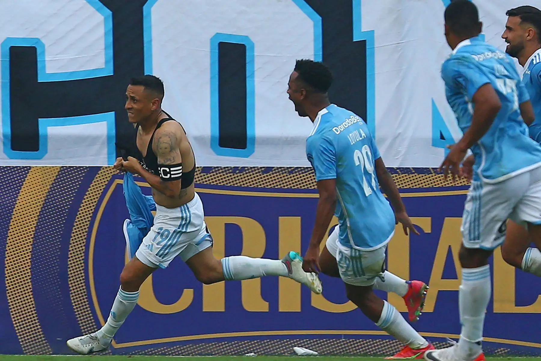 El jugador de Sporting Cristal,   Yoshimar Yotún, celebra su gol anotado de penal ante  Deportivo Municipal  por la fecha 10 del Torneo Clausura en el estadio Alberto Gallardo en SMP.  
Foto: ANDINA/Eddy Ramos