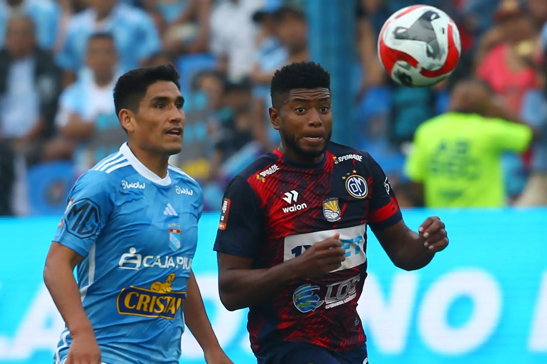 El jugador de Sporting Cristal,   Irven Avila, disputa el balón ante el jugador de Deportivo Municipal  por la fecha 10 del Torneo Clausura en el estadio Alberto Gallardo en SMP.  
Foto: ANDINA/Eddy Ramos