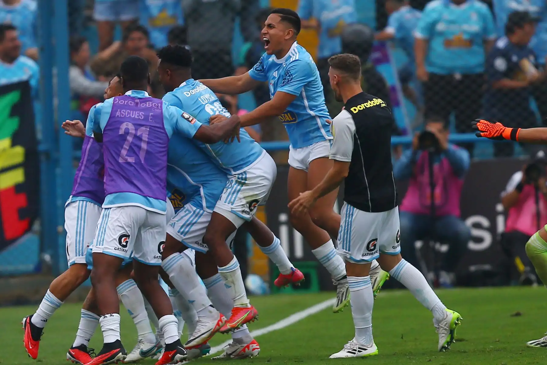 El jugador de Sporting Cristal,   Yoshimar Yotún, celebra su gol anotado de penal ante  Deportivo Municipal  por la fecha 10 del Torneo Clausura en el estadio Alberto Gallardo en SMP.  
Foto: ANDINA/Eddy Ramos