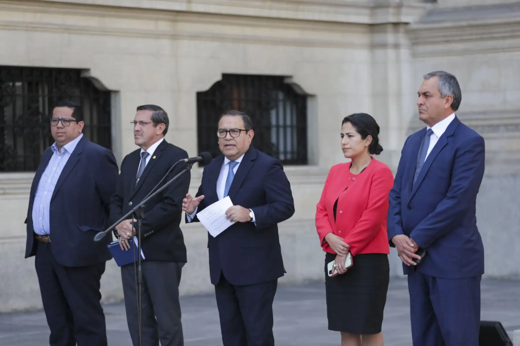 El Premier Alberto Otárola, acompañado de ministros de Estado, brindó una conferencia de prensa luego de la sesión del Consejo de Ministros.
Foto: ANDINA/ PCM