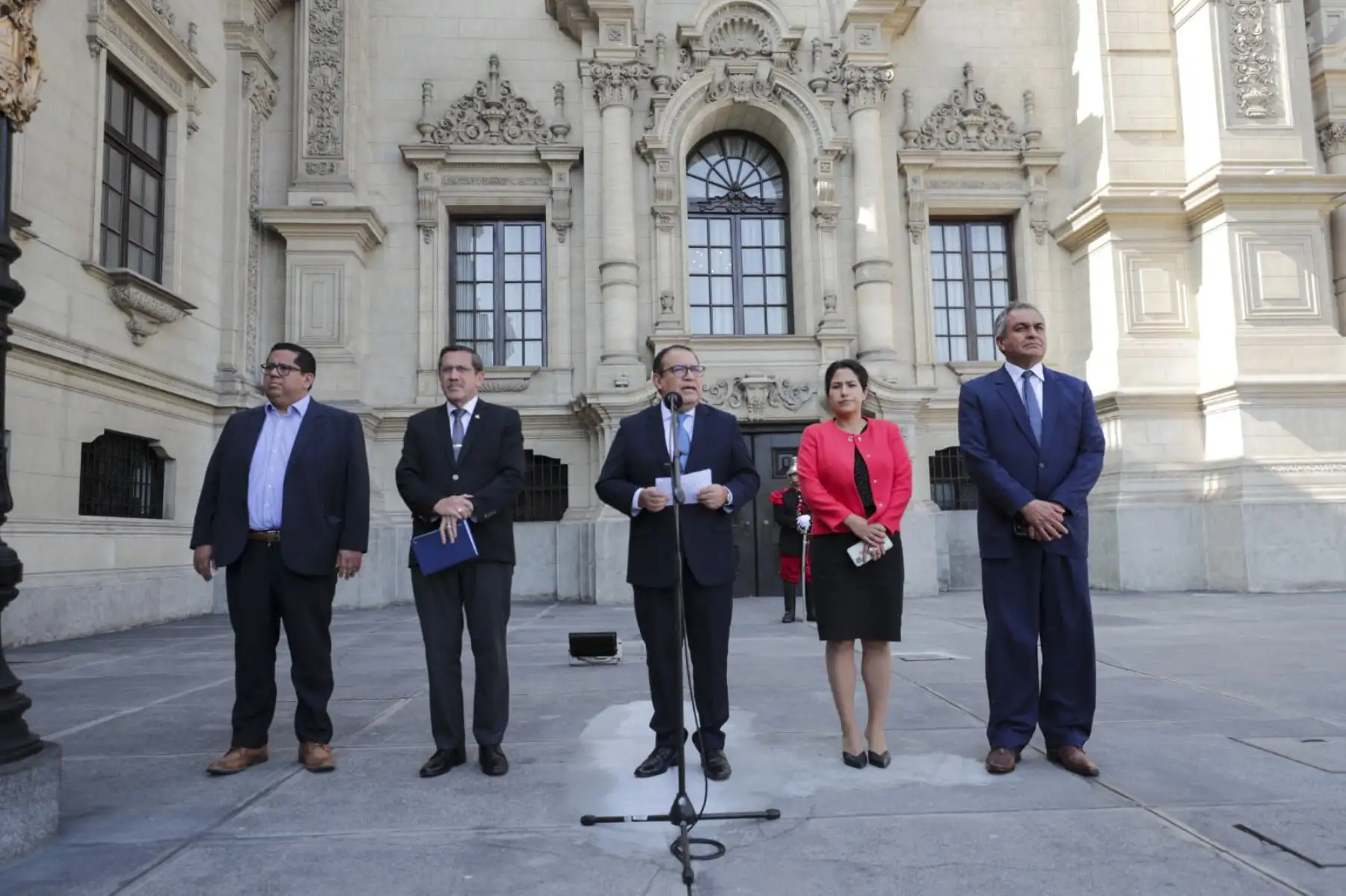 El Premier Alberto Otárola, acompañado de ministros de Estado, brindó una conferencia de prensa luego de la sesión del Consejo de Ministros.
Foto: ANDINA/ PCM