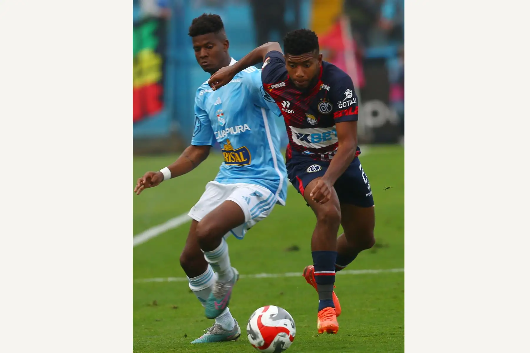 El jugador de Sporting Cristal,   Washington Corozo, disputa el balón ante el jugador de Deportivo Municipal  por la fecha 10 del Torneo Clausura en el estadio Alberto Gallardo en SMP.  
Foto: ANDINA/Eddy Ramos