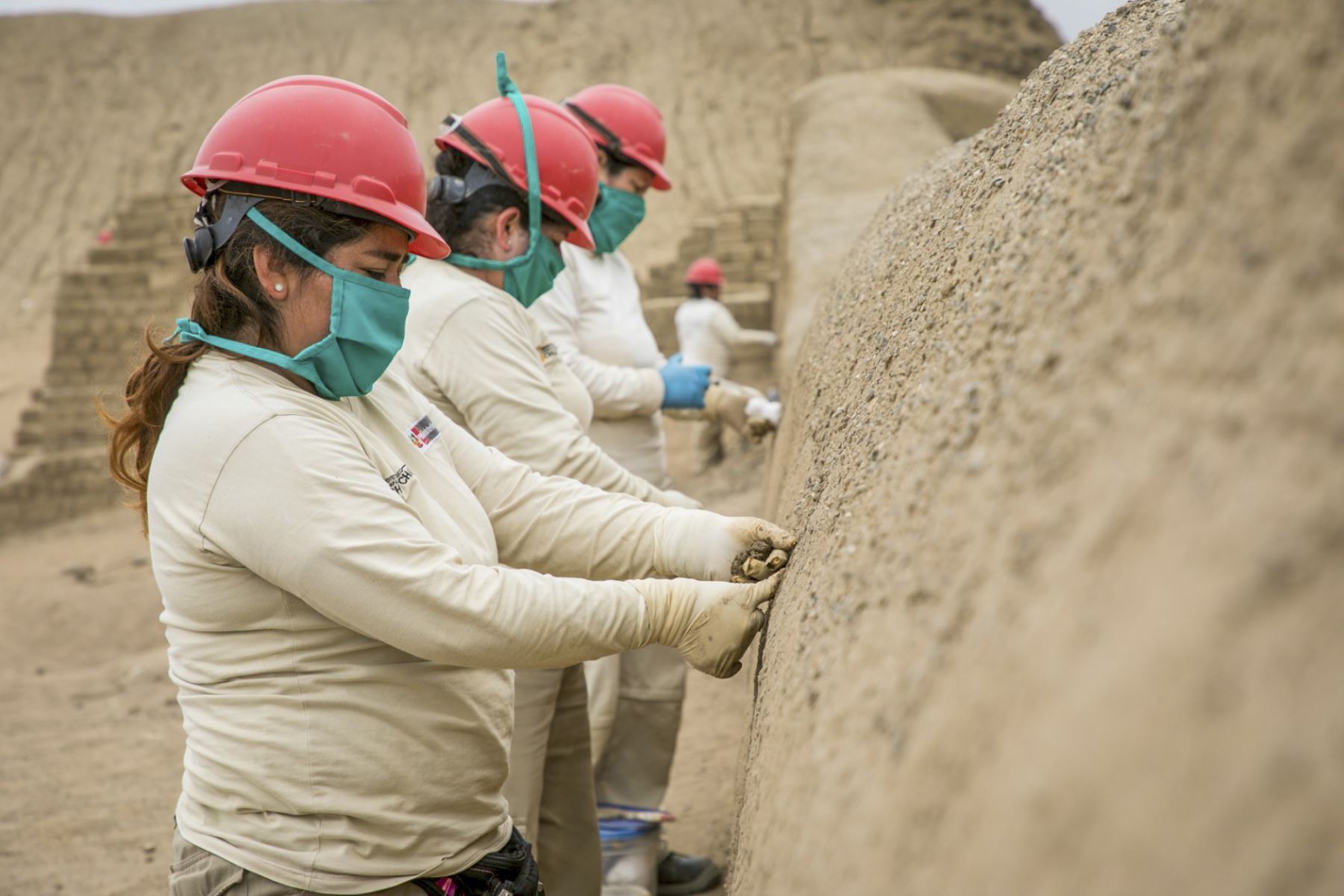 Las acciones se enfocan, principalmente, en dar mantenimiento a paramentos y enlucidos, mantenimiento a cabeceras de muros y pisos arqueológicos de Chan Chan. Foto: ANDINA/difusión.