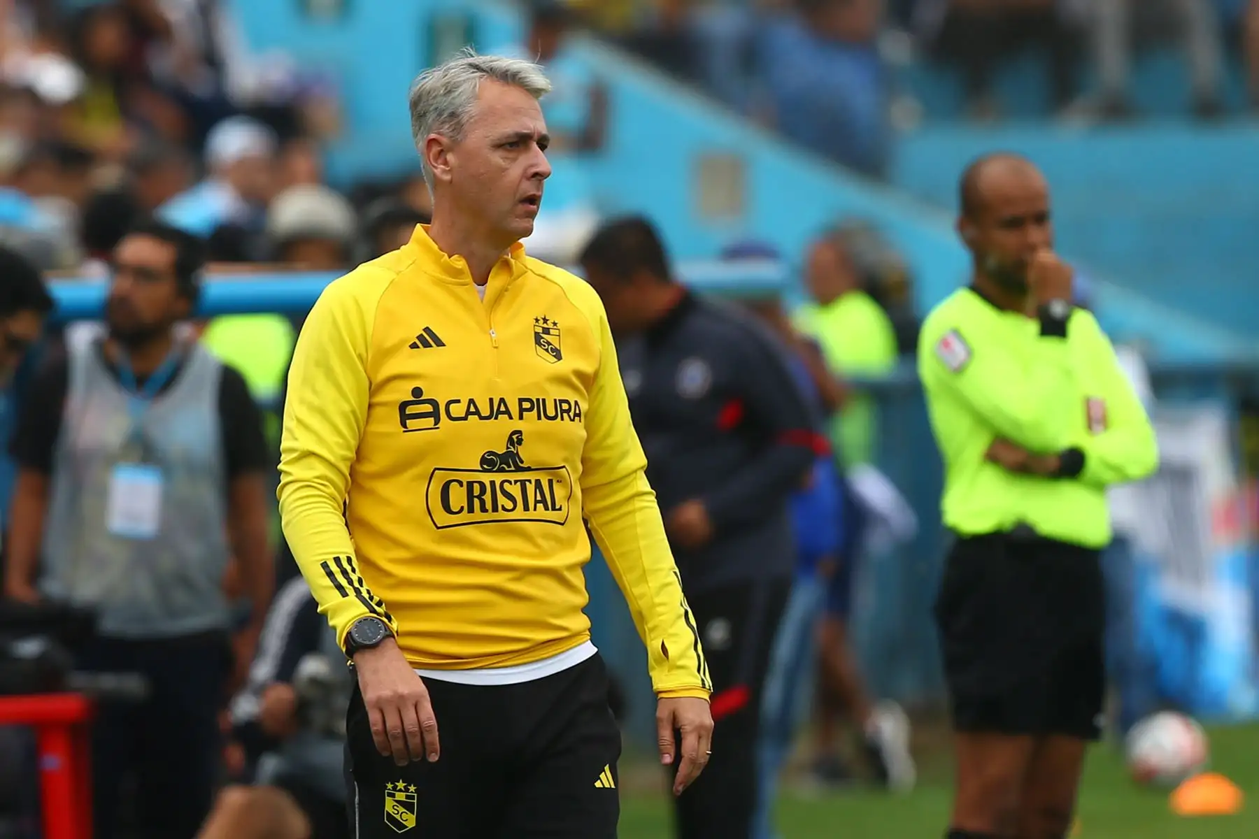 El jugador de Sporting Cristal, Tiago Nunes, dirige a sus jugadores en  la fecha 10 del Torneo Clausura en el estadio Alberto Gallardo en SMP.  
Foto: ANDINA/Eddy Ramos