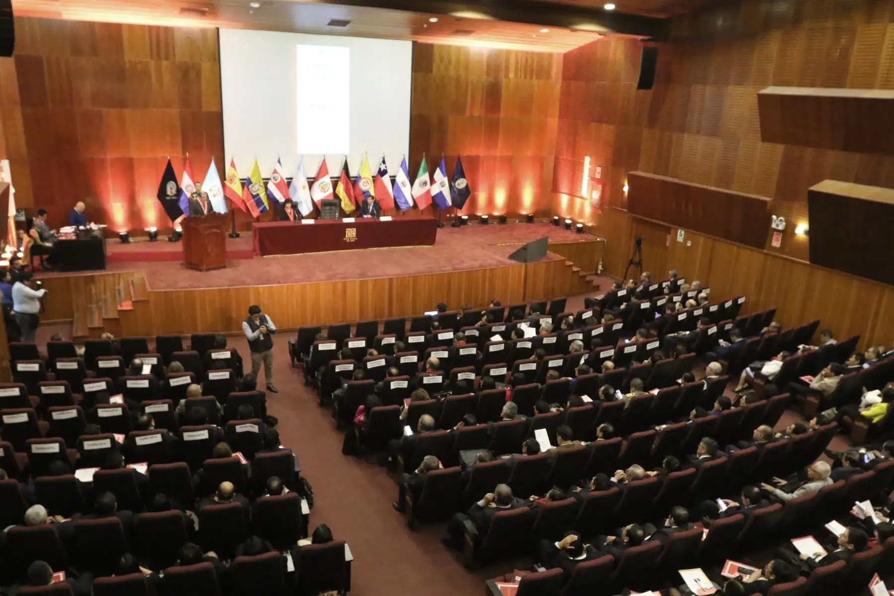El presidente del Poder Judicial, Javier Arévalo Vela inaugura el Segundo Congreso Internacional de Flagrancia, donde participan jueces, juezas, personal jurisdiccional, comunidad jurídica en general y expositores de 13 países con el objetivo de intercambiar conocimientos y experiencias respecto a los procesos inmediatos por flagrancia delictiva.
Foto: ANDINA/Héctor Vinces