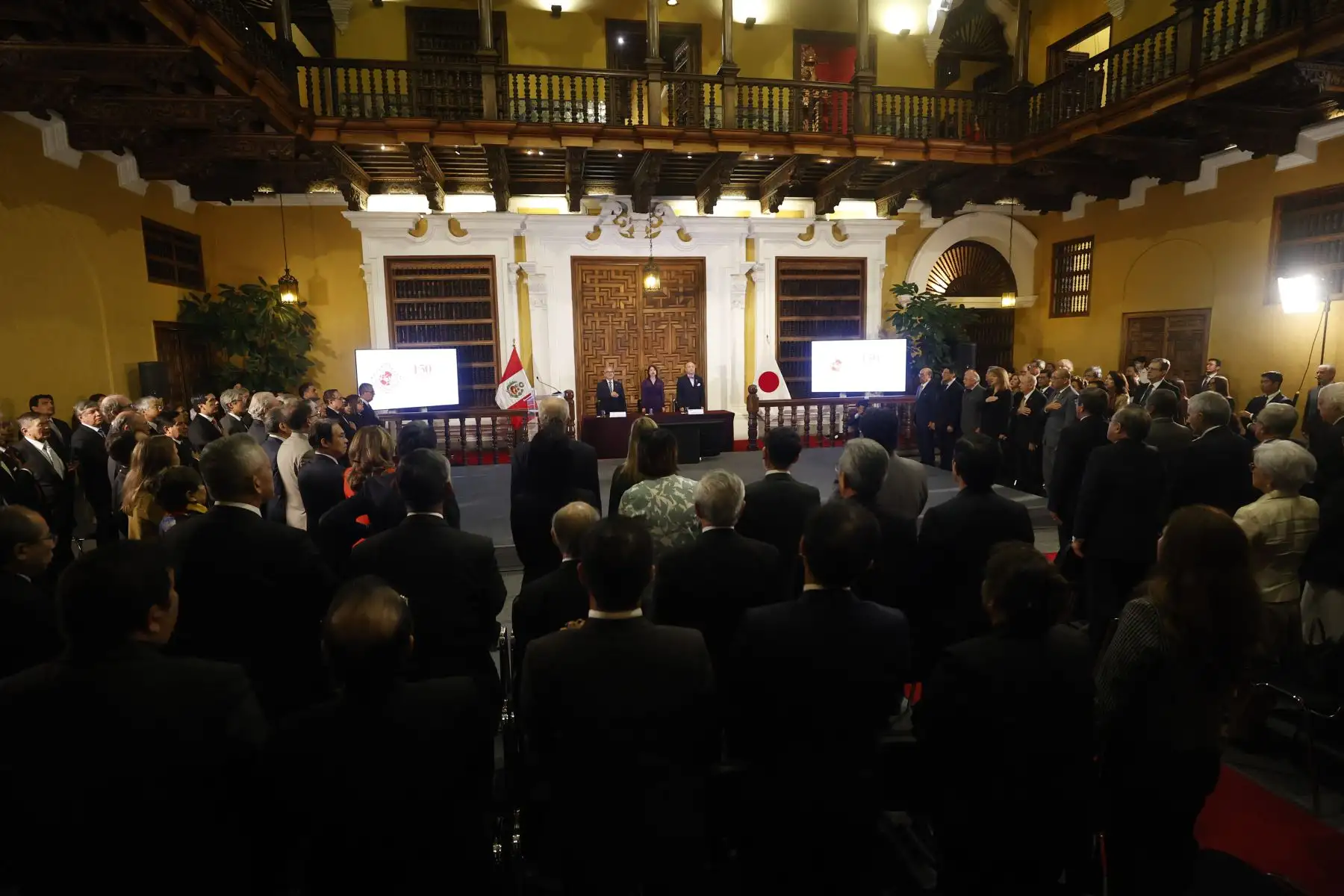 La ministra de Relaciones Exteriores, Embajadora Ana Cecilia Gervasi Díaz y el Embajador del Japón en Perú, Kazuyuki Katayama lideraron la Ceremonia por el 150° aniversario del establecimiento de relaciones diplomáticas entre el Perú y Japón, llevada a cabo en Palacio de Torre Tagle. 
Foto: ANDINA/Vidal Tarqui