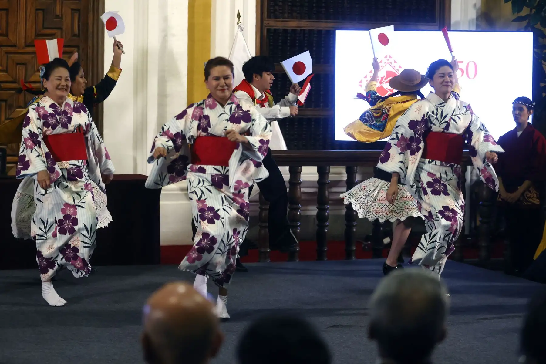 La ministra de Relaciones Exteriores, Embajadora Ana Cecilia Gervasi Díaz y el Embajador del Japón en Perú, Kazuyuki Katayama lideraron la Ceremonia por el 150° aniversario del establecimiento de relaciones diplomáticas entre el Perú y Japón, llevada a cabo en Palacio de Torre Tagle. 
Foto: ANDINA/Vidal Tarqui