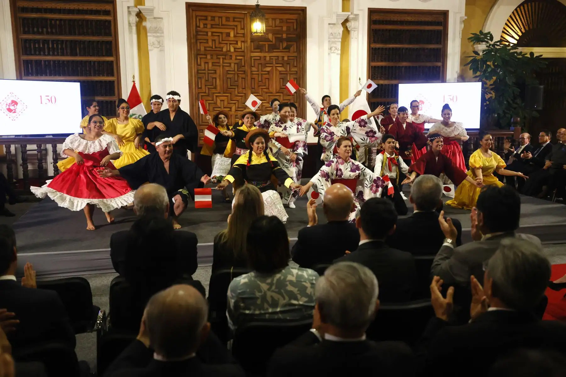 La ministra de Relaciones Exteriores, Embajadora Ana Cecilia Gervasi Díaz y el Embajador del Japón en Perú, Kazuyuki Katayama lideraron la Ceremonia por el 150° aniversario del establecimiento de relaciones diplomáticas entre el Perú y Japón, llevada a cabo en Palacio de Torre Tagle. 
Foto: ANDINA/Vidal Tarqui