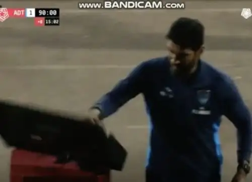 El entrenador Sebastián Abreu rompe la pantalla del VAR tras ser expulsado en el duelo Vallejo-ADT. Imagen: Captura de TV.