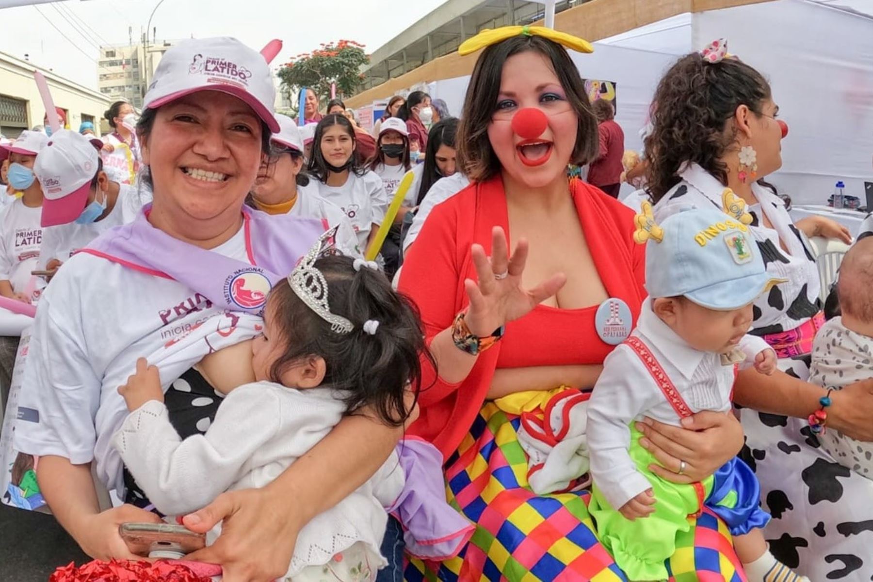 El Ministerio de Salud realizó un gran pasacalle y feria informativa sobre la lactancia materna. Foto: ANDINA/Difusión.