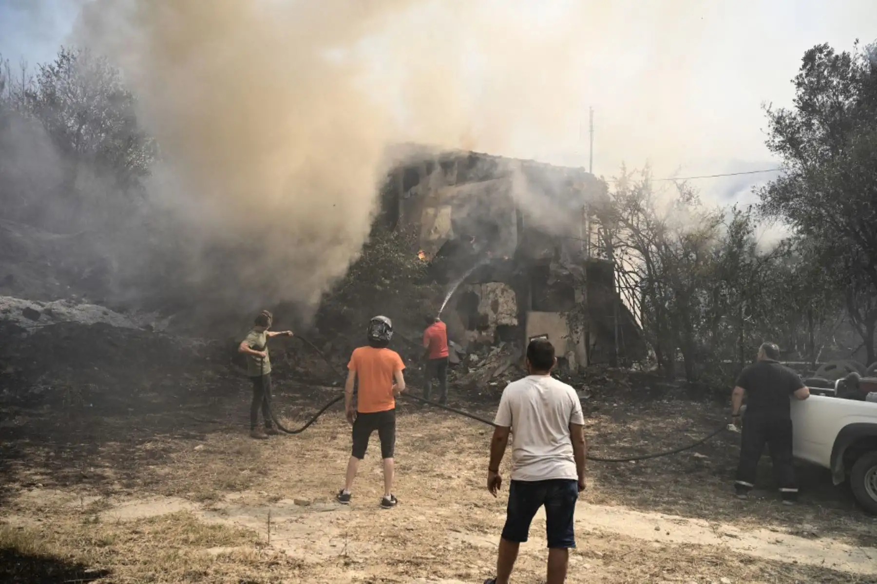 Residentes locales extinguen un incendio en Avanta, cerca de Alexandroupoli, en el norte de Grecia. Foto: AFP