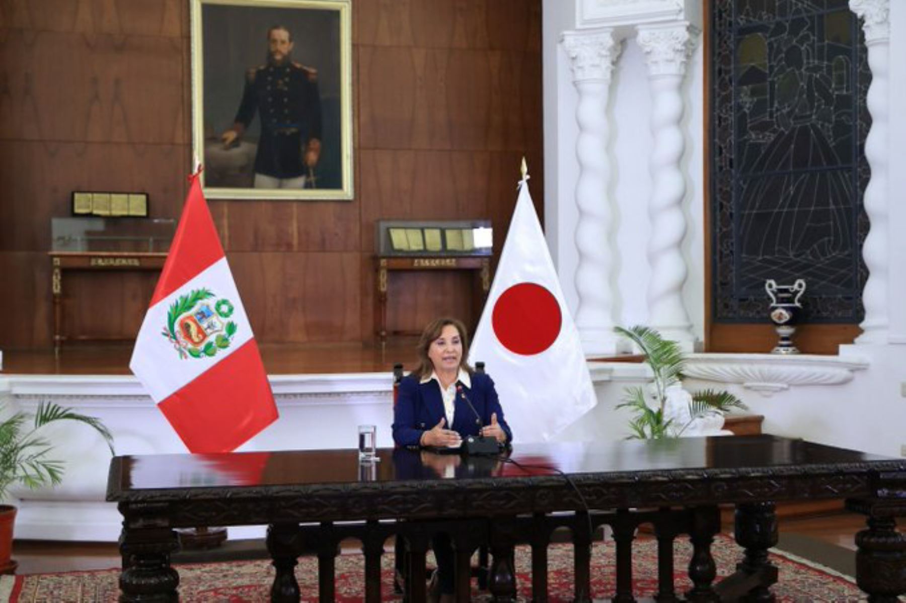 Presidenta Boluarte se reune virtualmente con el primer ministro japonés, Fumio Kishida.