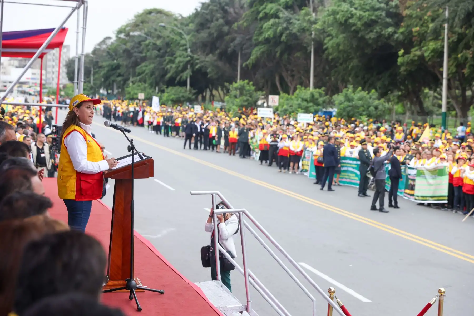 La presidenta de la República, Dina Boluarte, participó junto al ministro del Interior, Vicente Romero, de la ceremonia por el XXVI Aniversario de la Dirección de Seguridad Ciudadana de la Policía Nacional. Los integrantes de las juntas vecinales de Lima y el Callao le dieron un cálido recibimiento a la jefa de Estado a su llegada a la ceremonia.
Foto: ANDINA/Presidencia Perú