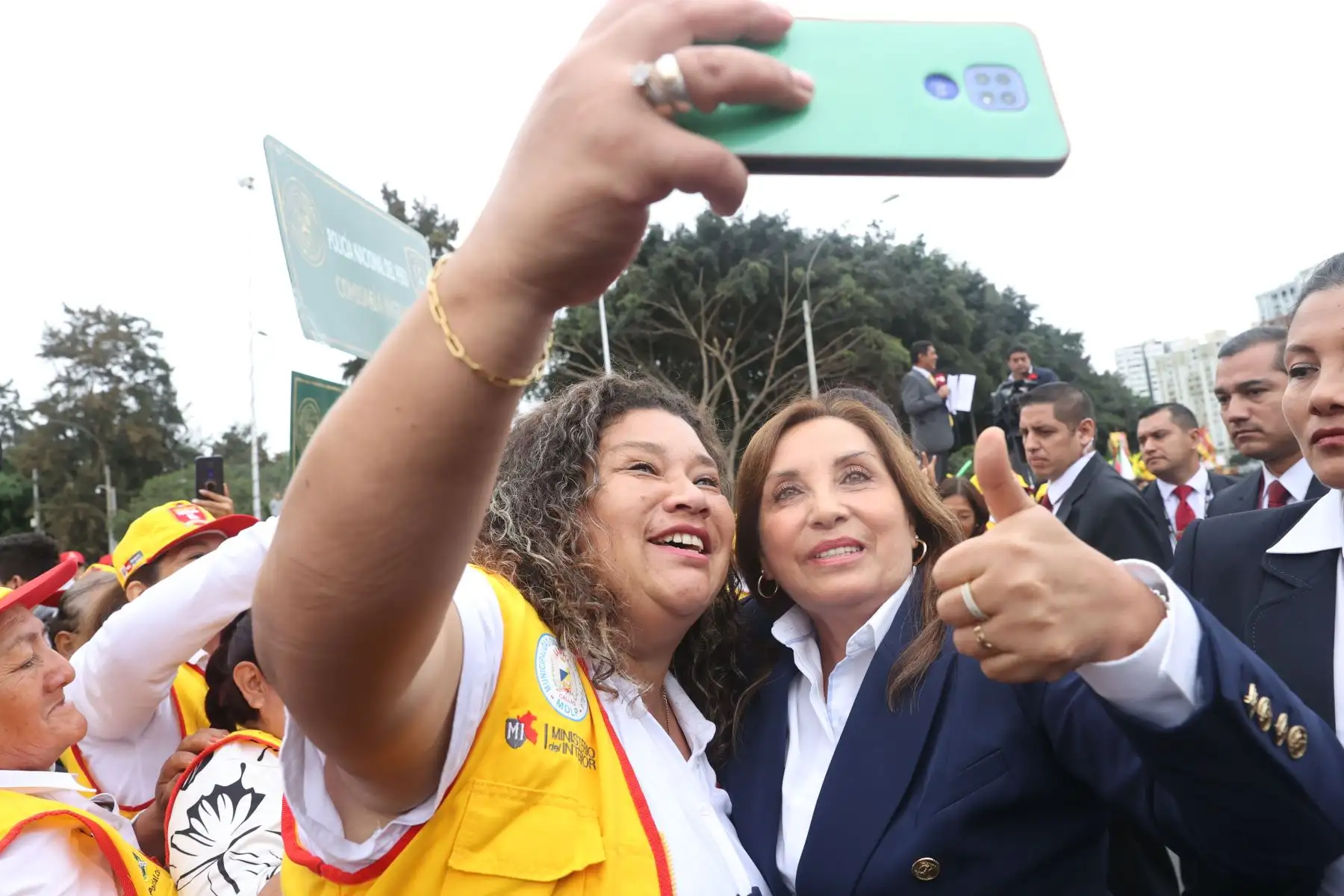 La presidenta de la República, Dina Boluarte, participó junto al ministro del Interior, Vicente Romero, de la ceremonia por el XXVI Aniversario de la Dirección de Seguridad Ciudadana de la Policía Nacional. Los integrantes de las juntas vecinales de Lima y el Callao le dieron un cálido recibimiento a la jefa de Estado a su llegada a la ceremonia.
Foto: ANDINA/Presidencia Perú