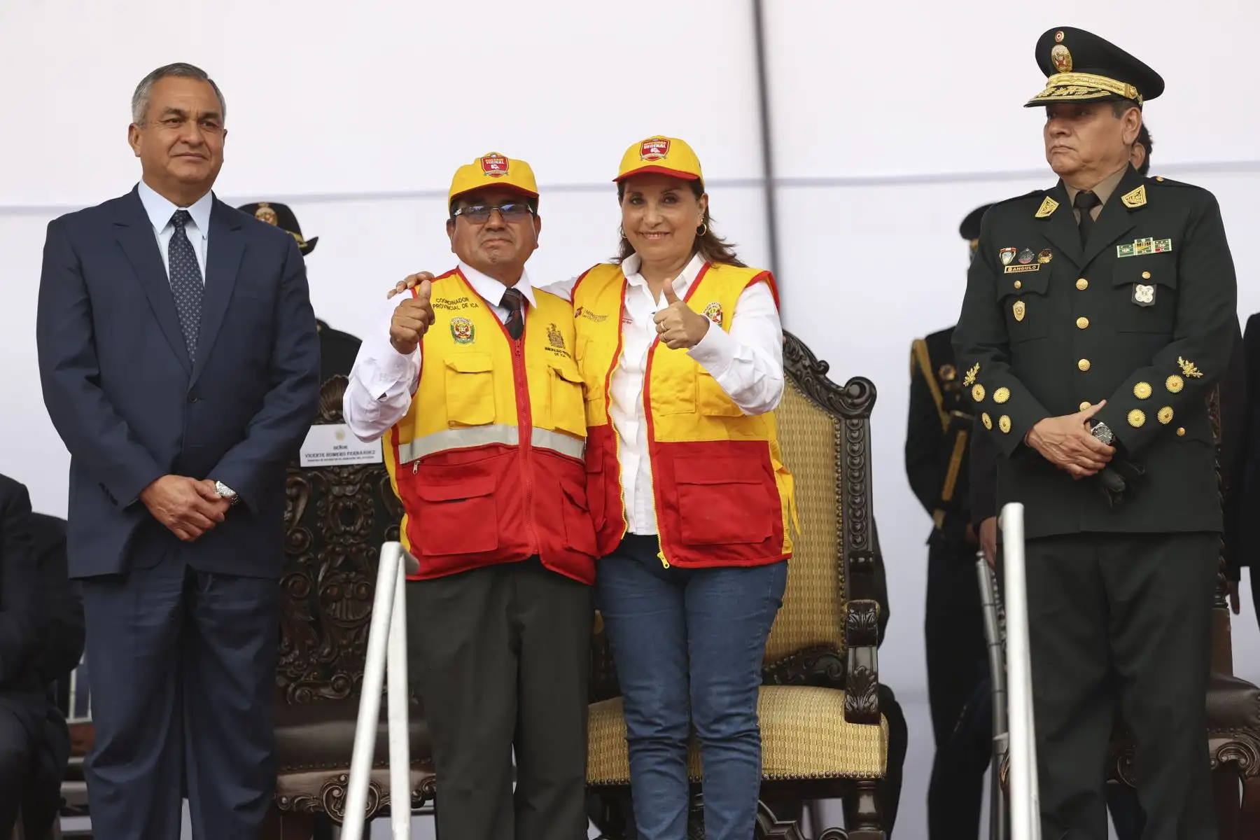 La presidenta de la República, Dina Boluarte, participó junto al ministro del Interior, Vicente Romero, de la ceremonia por el XXVI Aniversario de la Dirección de Seguridad Ciudadana de la Policía Nacional. Los integrantes de las juntas vecinales de Lima y el Callao le dieron un cálido recibimiento a la jefa de Estado a su llegada a la ceremonia.
Foto: ANDINA/Presidencia Perú