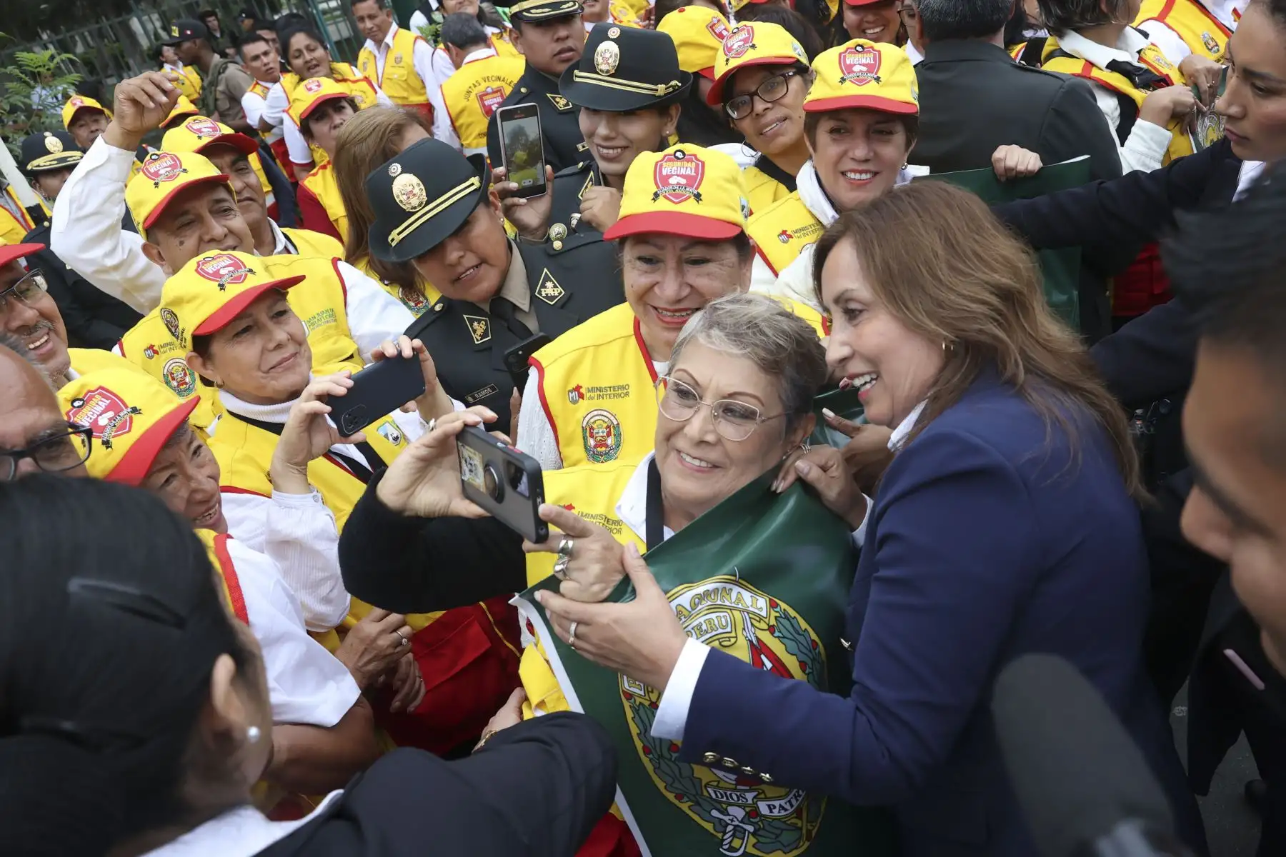 La presidenta de la República, Dina Boluarte, participó junto al ministro del Interior, Vicente Romero, de la ceremonia por el XXVI Aniversario de la Dirección de Seguridad Ciudadana de la Policía Nacional. Los integrantes de las juntas vecinales de Lima y el Callao le dieron un cálido recibimiento a la jefa de Estado a su llegada a la ceremonia.
Foto: ANDINA/Presidencia Perú