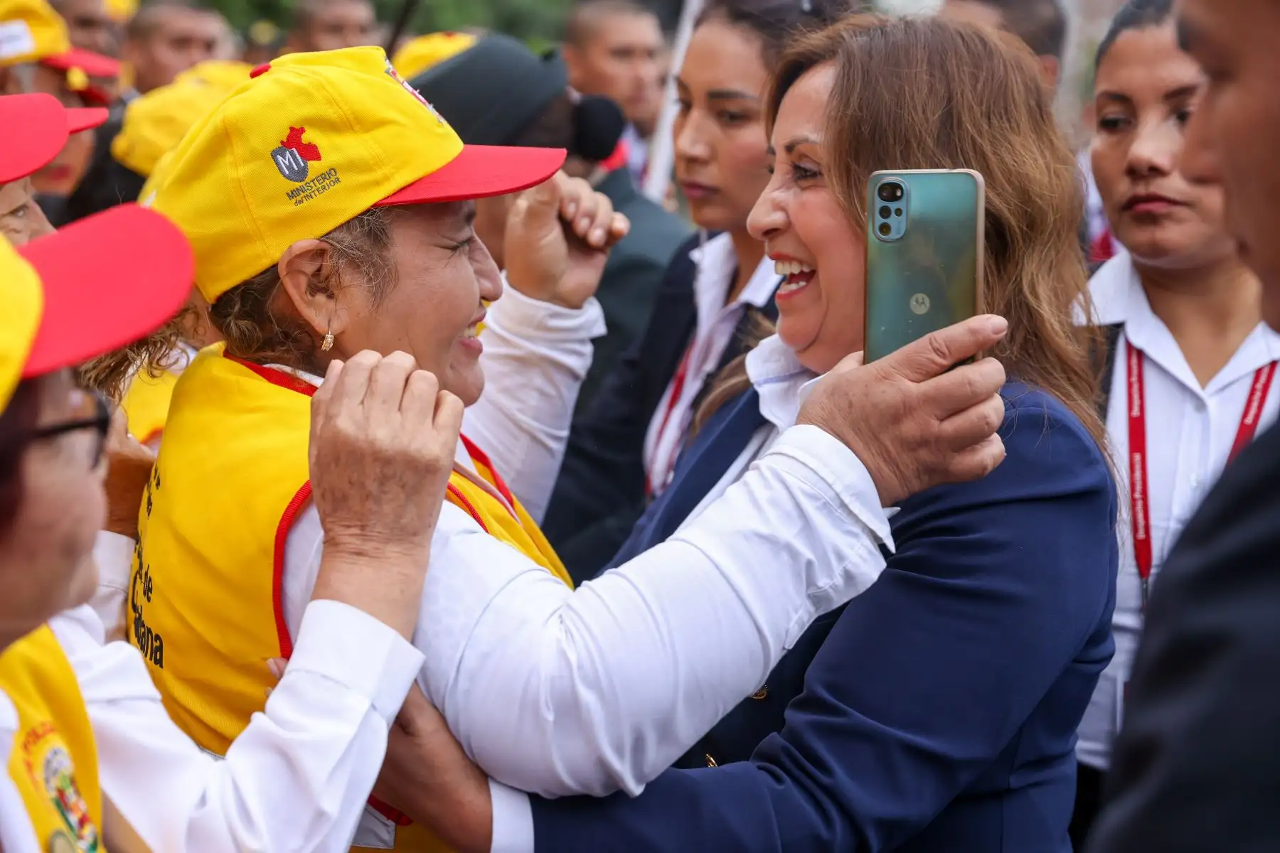 La presidenta de la República, Dina Boluarte, participó junto al ministro del Interior, Vicente Romero, de la ceremonia por el XXVI Aniversario de la Dirección de Seguridad Ciudadana de la Policía Nacional. Los integrantes de las juntas vecinales de Lima y el Callao le dieron un cálido recibimiento a la jefa de Estado a su llegada a la ceremonia.
Foto: ANDINA/Presidencia Perú