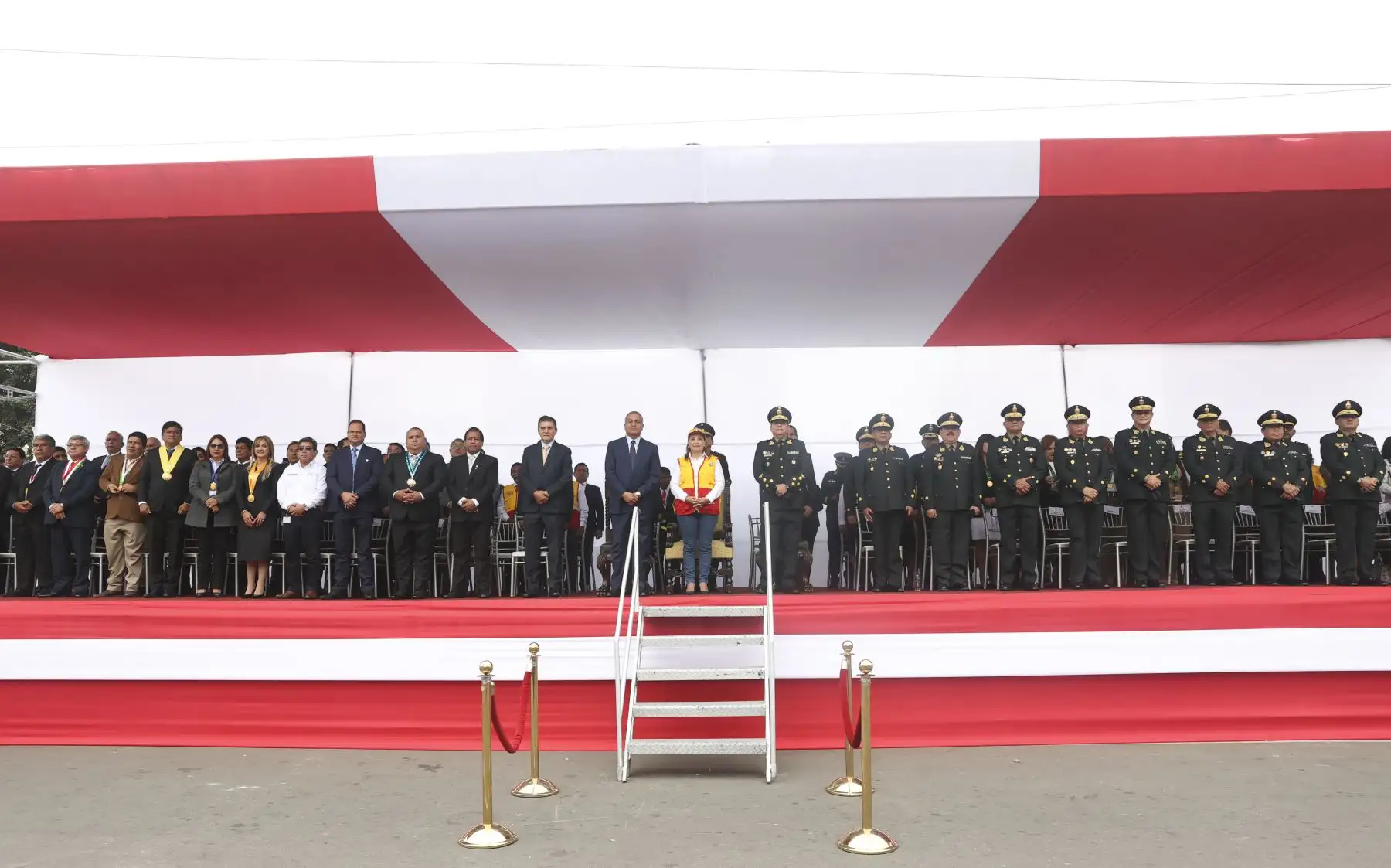 La presidenta de la República, Dina Boluarte, participó junto al ministro del Interior, Vicente Romero, de la ceremonia por el XXVI Aniversario de la Dirección de Seguridad Ciudadana de la Policía Nacional. Los integrantes de las juntas vecinales de Lima y el Callao le dieron un cálido recibimiento a la jefa de Estado a su llegada a la ceremonia.
Foto: ANDINA/Presidencia Perú