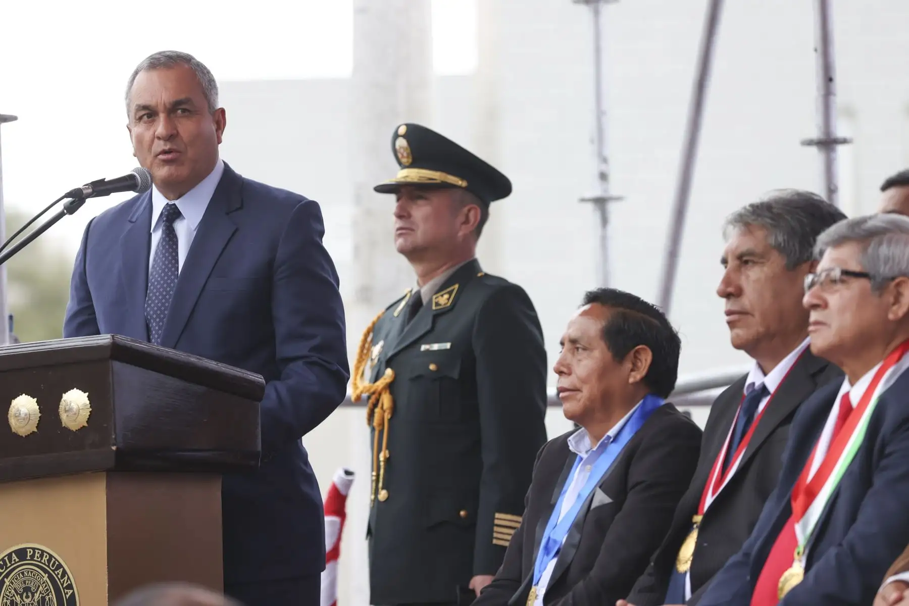 La presidenta de la República, Dina Boluarte, participó junto al ministro del Interior, Vicente Romero, de la ceremonia por el XXVI Aniversario de la Dirección de Seguridad Ciudadana de la Policía Nacional. Los integrantes de las juntas vecinales de Lima y el Callao le dieron un cálido recibimiento a la jefa de Estado a su llegada a la ceremonia.
Foto: ANDINA/Presidencia Perú