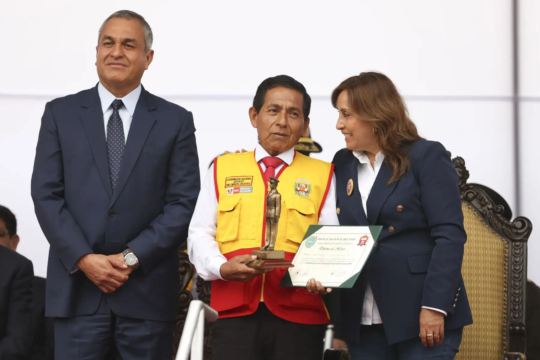 La presidenta de la República, Dina Boluarte, participó junto al ministro del Interior, Vicente Romero, de la ceremonia por el XXVI Aniversario de la Dirección de Seguridad Ciudadana de la Policía Nacional. Los integrantes de las juntas vecinales de Lima y el Callao le dieron un cálido recibimiento a la jefa de Estado a su llegada a la ceremonia.
Foto: ANDINA/Presidencia Perú