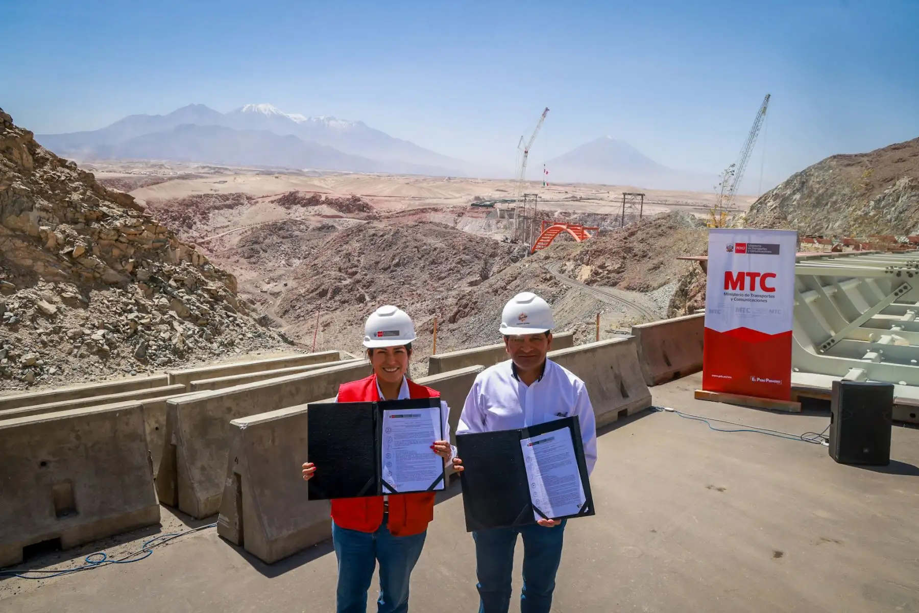La ministra de Transportes y Comunicaciones, Paola Lazarte, suscribe convenio interinstitucional con el Gobierno Regional de Arequipa para la construcción de la vía Arequipa - La Joya.

Foto: ANDINA/MTC