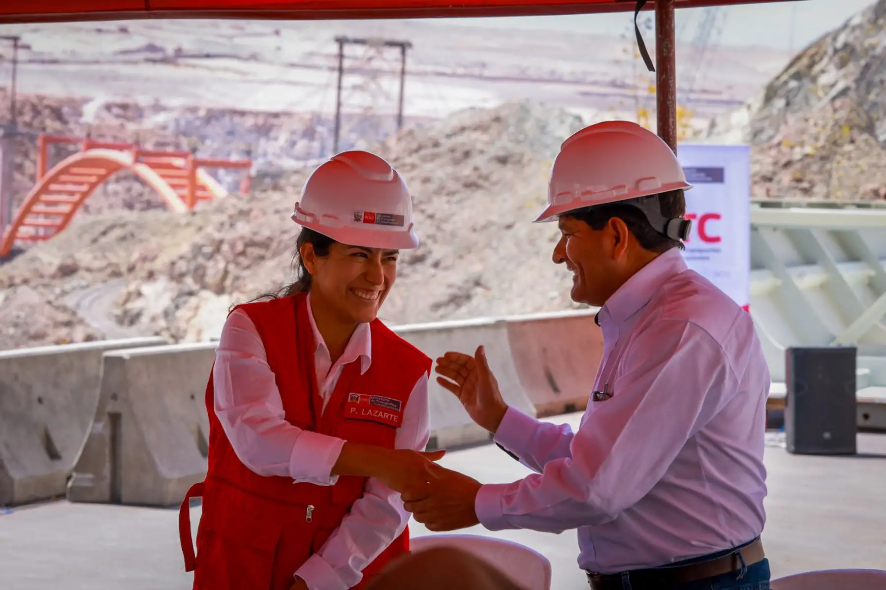 La ministra de Transportes y Comunicaciones, Paola Lazarte, suscribe convenio interinstitucional con el Gobierno Regional de Arequipa para la construcción de la vía Arequipa - La Joya.

Foto: ANDINA/MTC