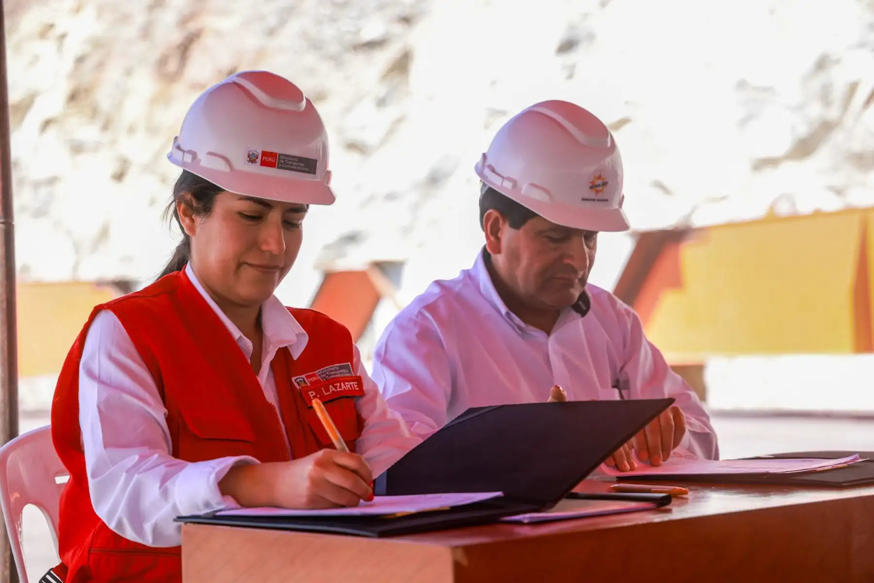La ministra de Transportes y Comunicaciones, Paola Lazarte, suscribe convenio interinstitucional con el Gobierno Regional de Arequipa para la construcción de la vía Arequipa - La Joya.

Foto: ANDINA/MTC