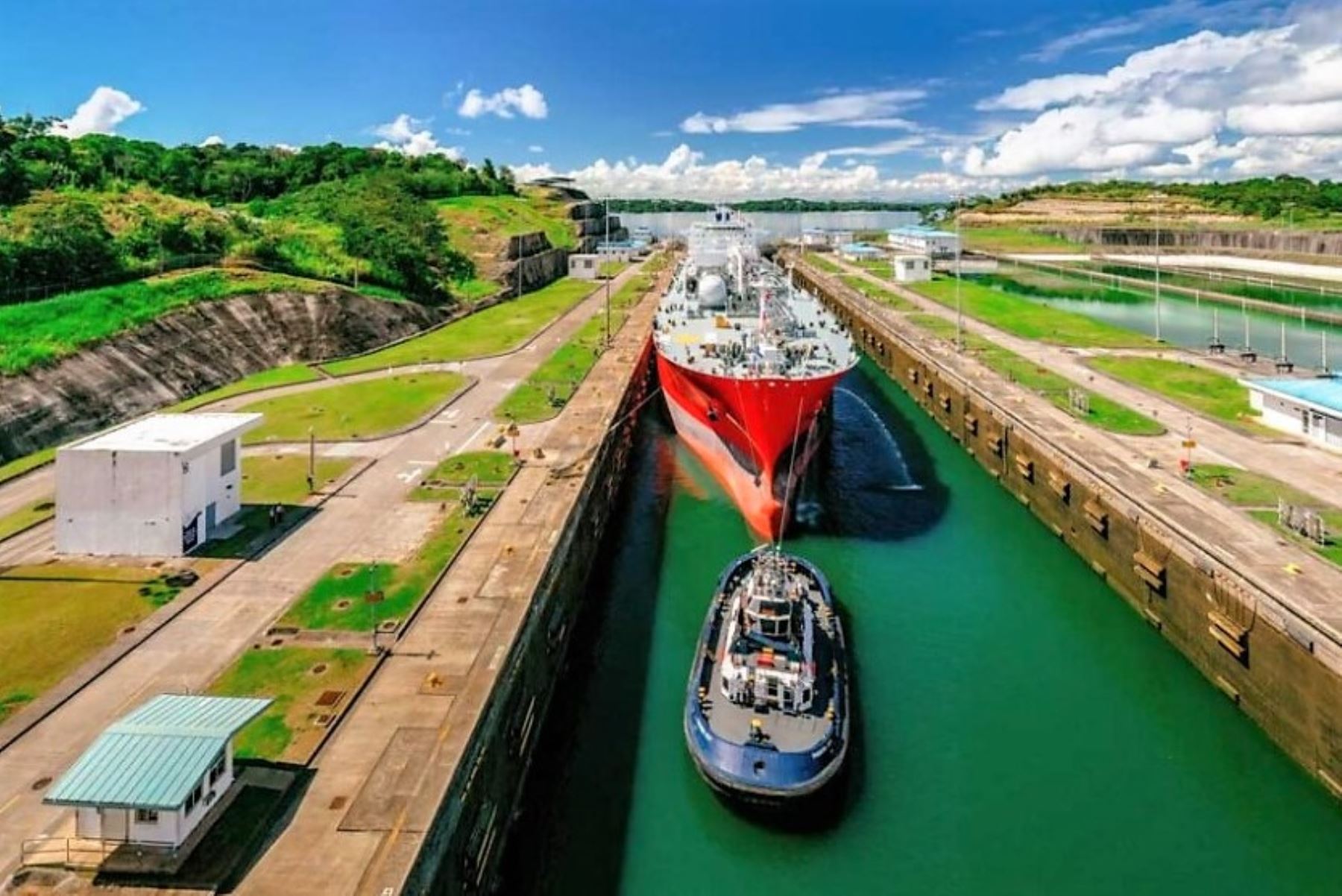 Una embarcación de carga transita por el Canal de Panamá (imagen referencial). Foto: Autoridad del Canal de Panamá.