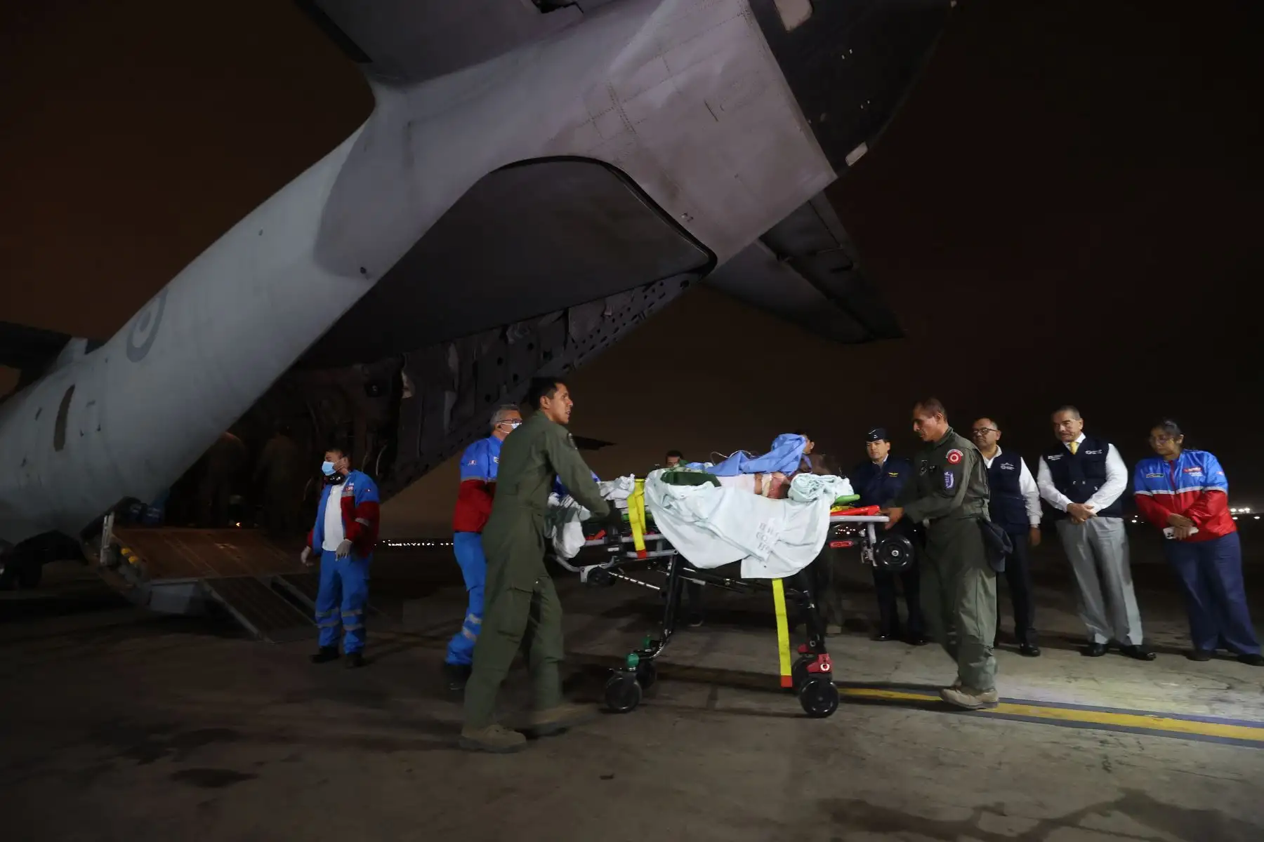 Tres personas que resultaron gravemente heridas por el incendio forestal en Apurímac, llegaron al Grupo Aéreo N° 8 en un avión C27J Spartan de la FAP. Los evacuados serán trasladados de inmediato a centros hospitalarios. Foto: ANDINA/MINDEF
