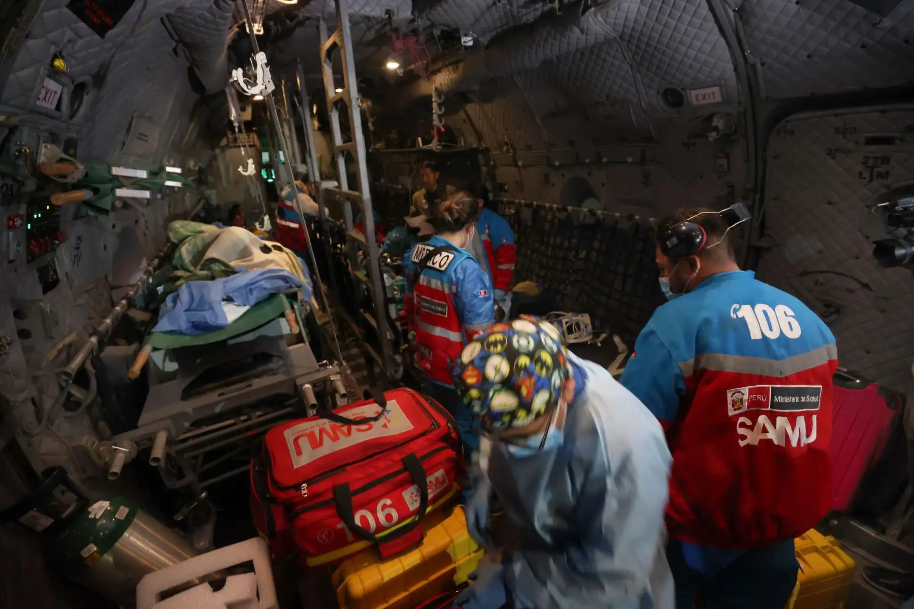 Tres personas que resultaron gravemente heridas por el incendio forestal en Apurímac, llegaron al Grupo Aéreo N° 8 en un avión C27J Spartan de la FAP. Los evacuados serán trasladados de inmediato a centros hospitalarios. Foto: ANDINA/MINDEF