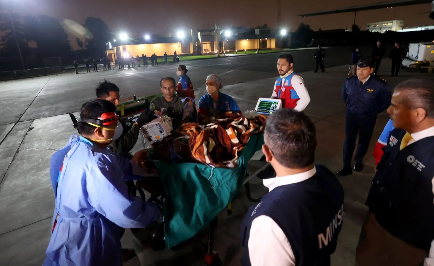 Tres personas que resultaron gravemente heridas por el incendio forestal en Apurímac, llegaron al Grupo Aéreo N° 8 en un avión C27J Spartan de la FAP. Los evacuados serán trasladados de inmediato a centros hospitalarios. Foto: ANDINA/MINDEF
