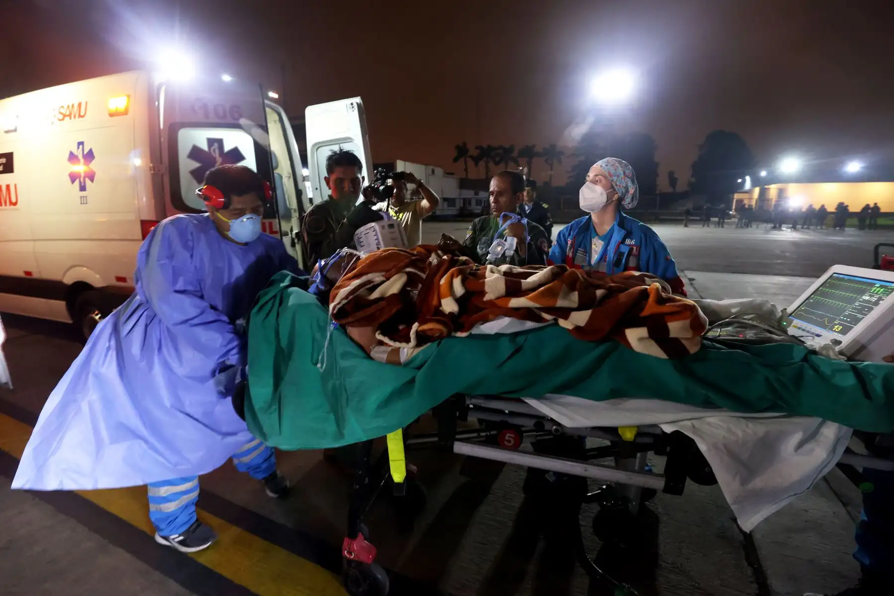 Tres personas que resultaron gravemente heridas por el incendio forestal en Apurímac, llegaron al Grupo Aéreo N° 8 en un avión C27J Spartan de la FAP. Los evacuados serán trasladados de inmediato a centros hospitalarios. Foto: ANDINA/MINDEF