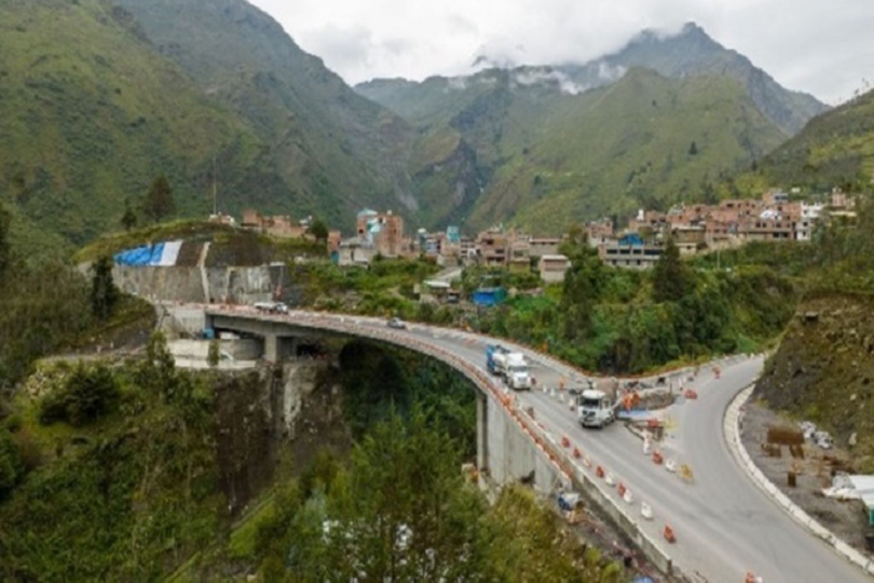 Esta vía comprende la construcción de dos puentes de 150 metros y 130 metros, respectivamente. Por ello, esta obra es considerada de alto impacto positivo para la población de Puno y los transportistas.