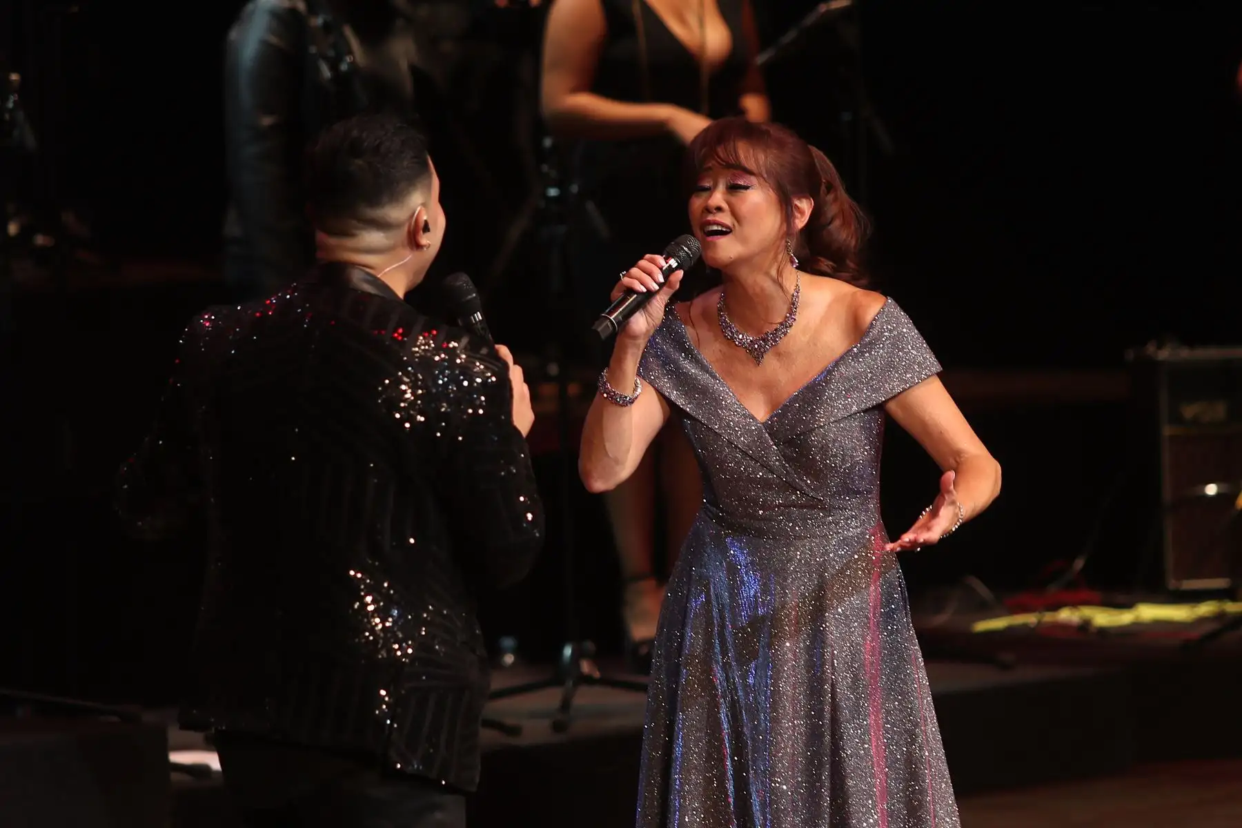 Concierto por el 150 aniversario de relaciones diplomáticas entre Perú y Japón "Lazos Kizuma".
Kazufumi Miyazawa cantante y compositor japonés Tony Succar  artista peruano japonés residente en Miami  y Mimy Succar Cantante Peruana-Japonesa Foto: ANDINA/Ricardo Cuba