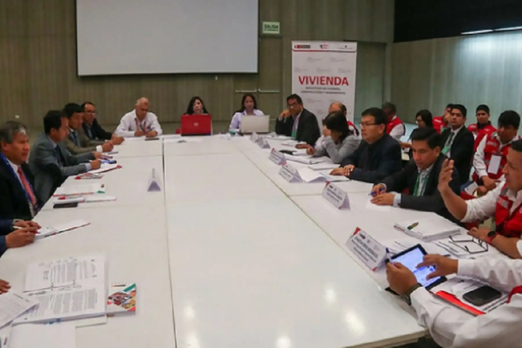 En el marco del segundo Consejo de Estado Regional, el Ministerio de Vivienda, Construcción y Saneamiento (MVCS) sostuvo reuniones técnicas con los gobiernos regionales, a fin de agilizar y destrabar la ejecución de proyectos de inversión en agua y saneamiento.