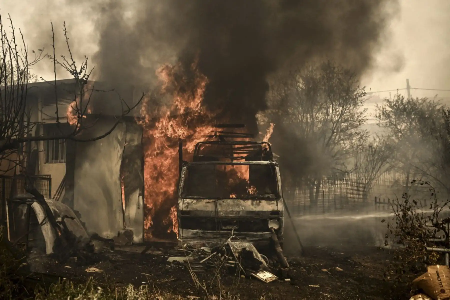Un incendio sigue devorando las laderas del monte Parnitha, uno de los cuatro que rodean la capital griega y que alberga un parque nacional. Foto: AFP