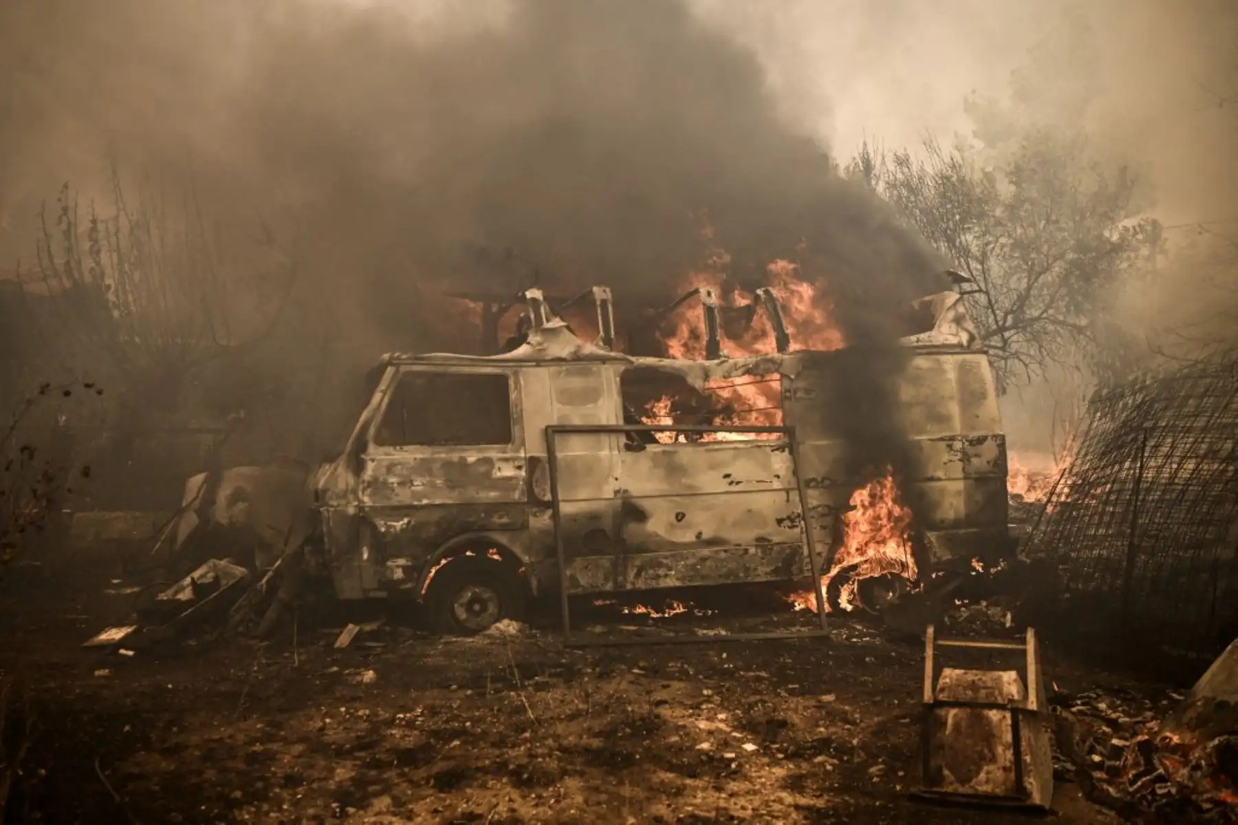 En el noreste del país, cerca de la frontera con Turquía, en la zona del río Evros, dos focos descontrolados siguen causando estragos cerca de la ciudad de Alejandrópolis y en el bosque de Dadiá, donde amenazan un parque nacional. Foto: AFP