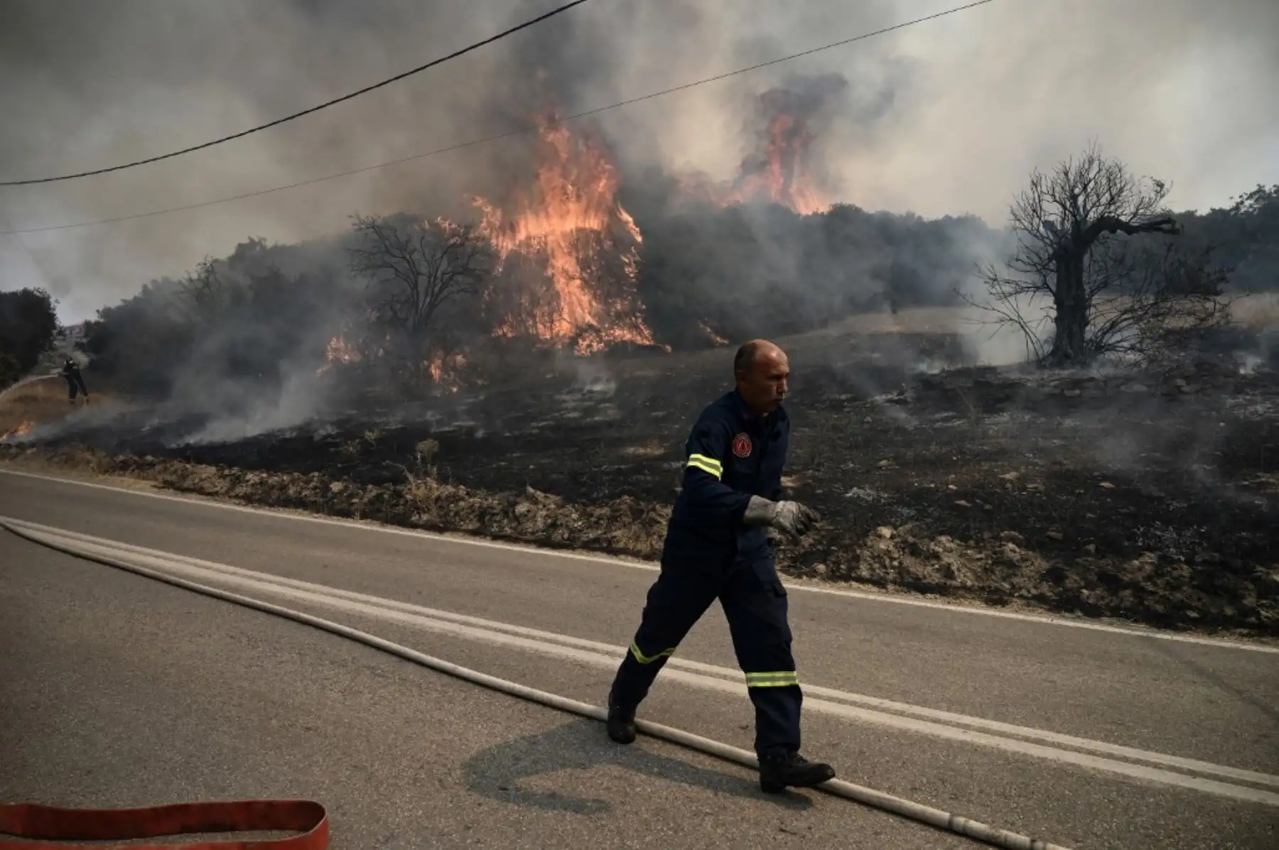 Las condiciones climáticas de calor intenso y sequedad, que incrementan el riesgo de incendio, se mantendrán hasta el viernes, según los servicios meteorológicos. Foto: AFP