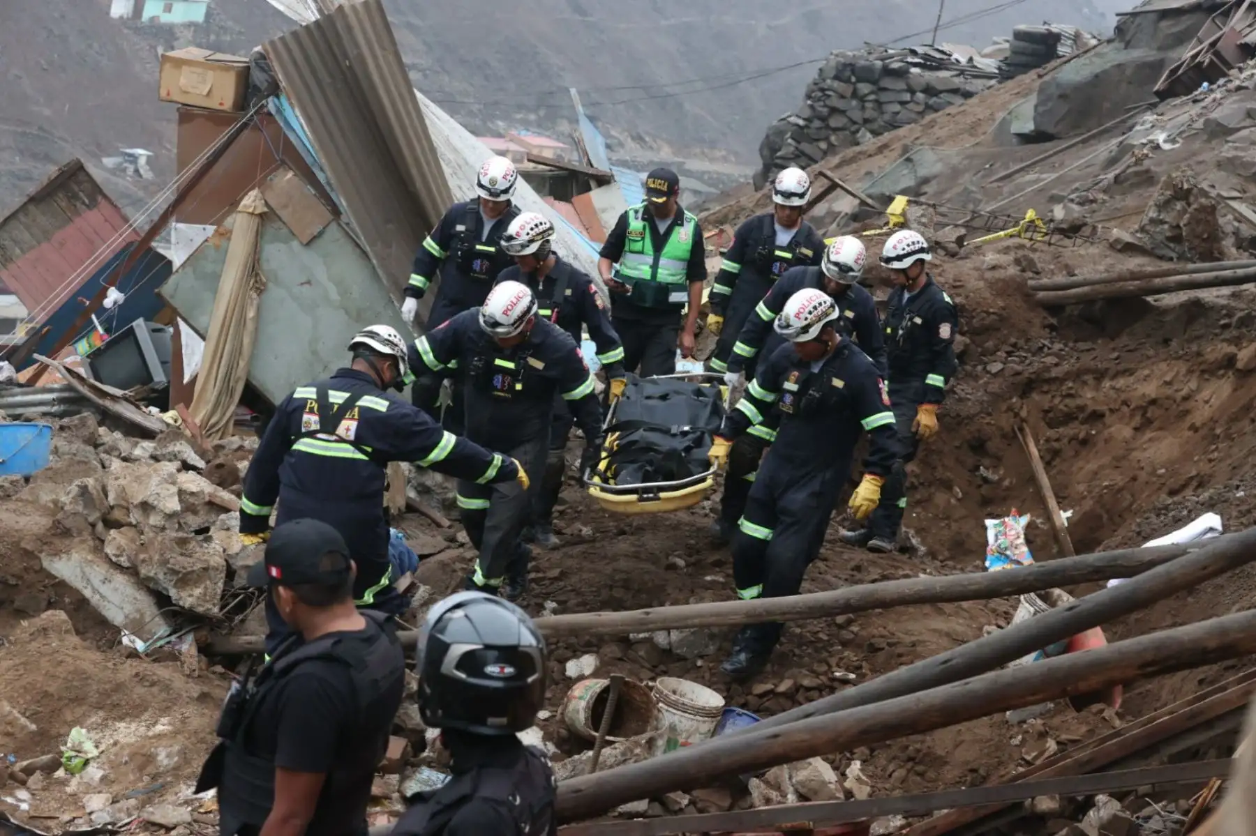 Un niño de 4 años fue hallado muerto esta mañana entre los escombros de su vivienda tras el derrumbre de rocas y tierra resgitrado anoche en el asentamiento humano Real Casas, en la octava etapa de la zona de Collique, en el distrito de Comas. Foto: ANDINA/ Juan Carlos Guzmán