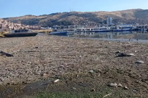 Continúa el descenso del nivel del agua en el Lago Titicaca debido al déficit de lluvias, lo que afecta principalmente al transporte turístico lacustre.