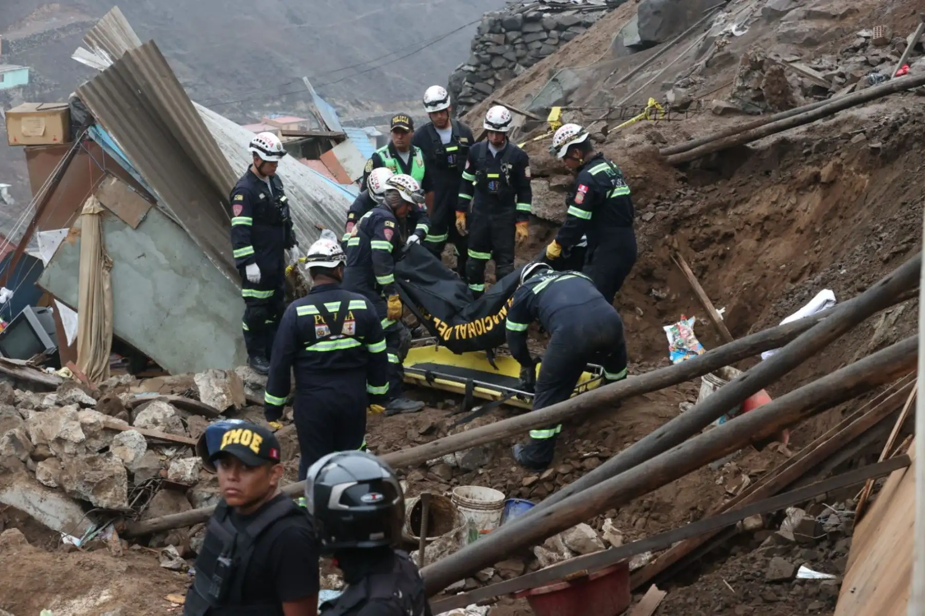 Un niño de 4 años fue hallado muerto esta mañana entre los escombros de su vivienda tras el derrumbre de rocas y tierra resgitrado anoche en el asentamiento humano Real Casas, en la octava etapa de la zona de Collique, en el distrito de Comas. Foto: ANDINA/ Juan Carlos Guzmán