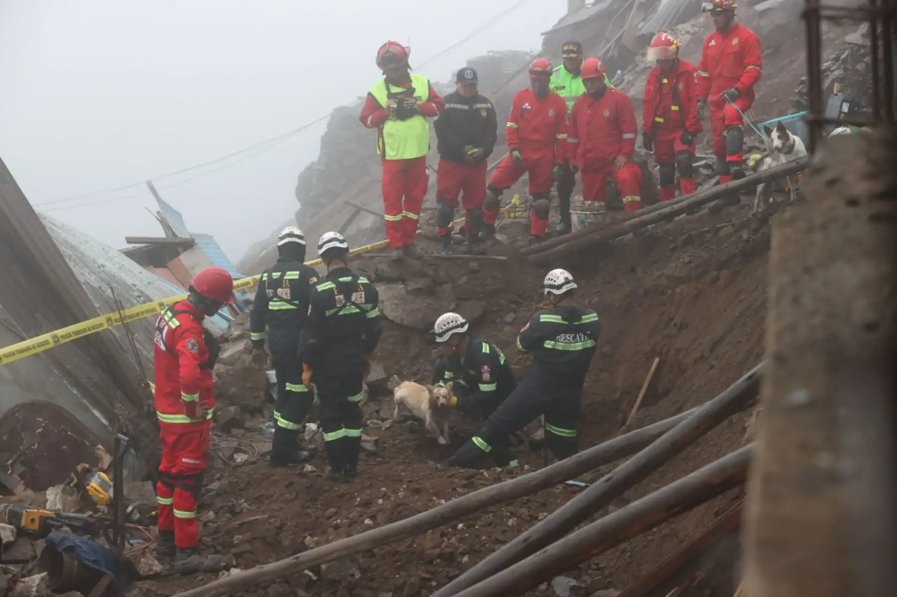 Luego de más de 11 horas de ardua labor, los bomberos y los policías de rescate lograron hallar el cadaver del menor, alrededor de las 10 horas, con ayuda de un perro rescatista. Foto: ANDINA/ Juan Carlos Guzmán
