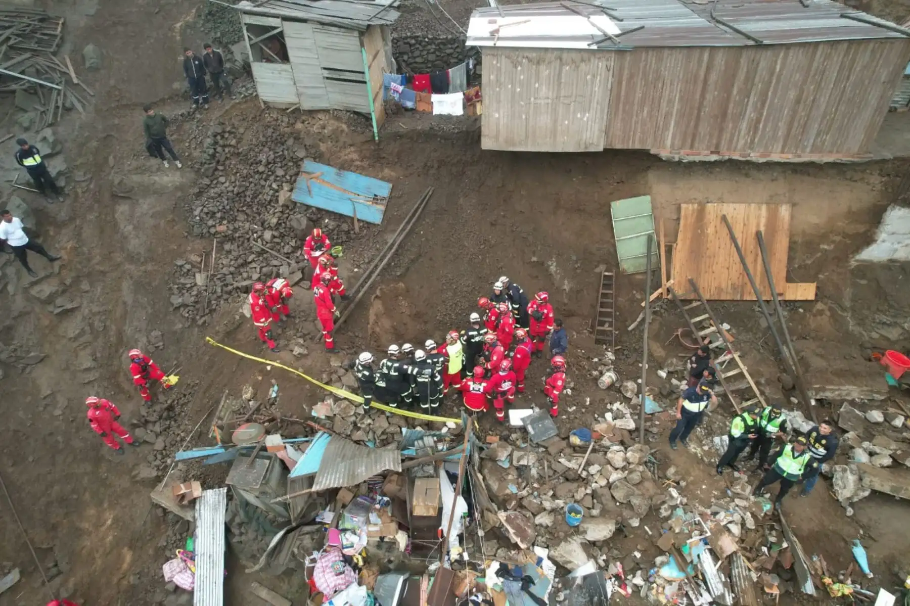 Luego de más de 11 horas de ardua labor, los bomberos y los policías de rescate lograron hallar el cadaver del menor, alrededor de las 10 horas, con ayuda de un perro rescatista. Foto: ANDINA/ Juan Carlos Guzmán